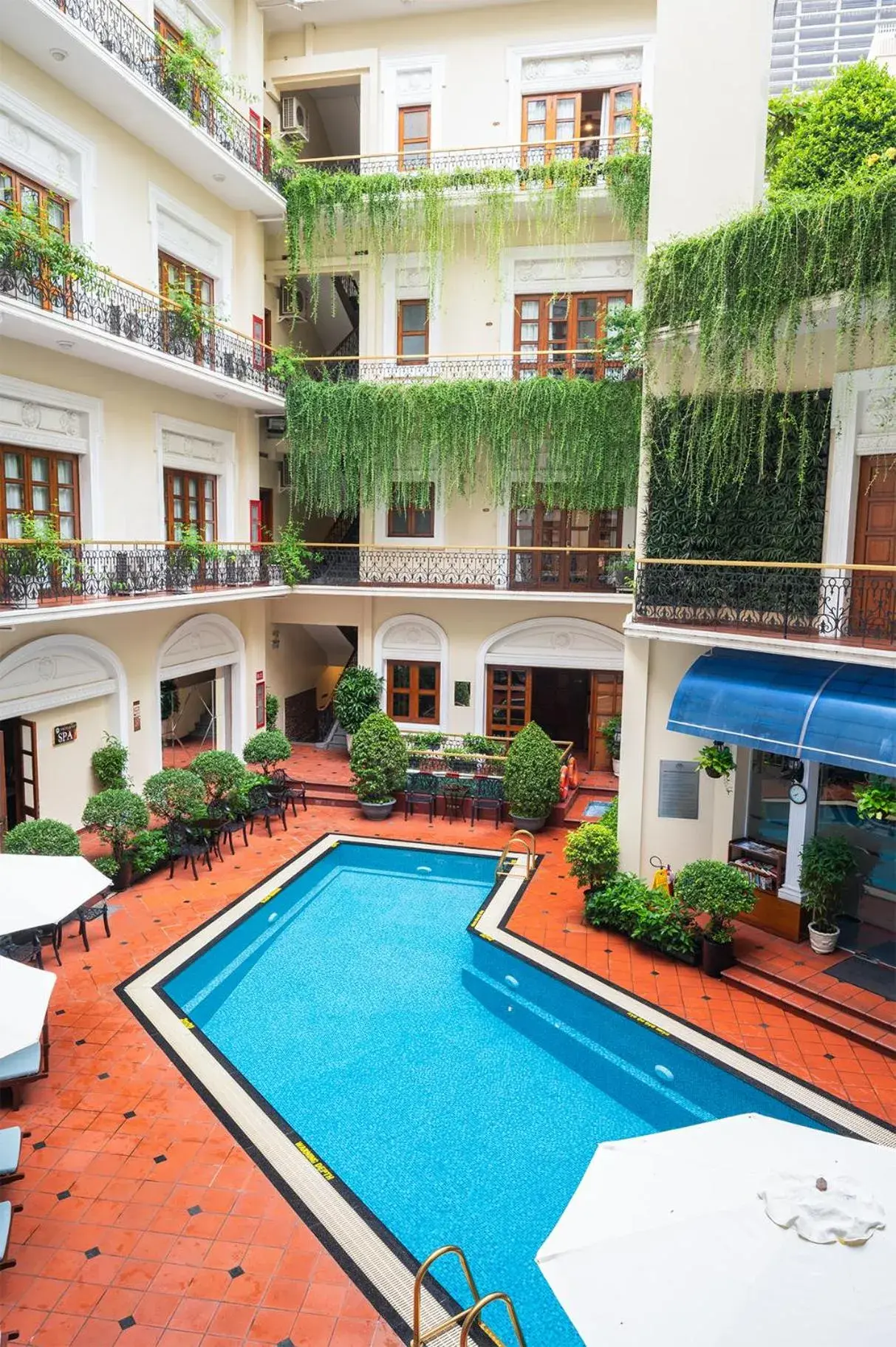 Swimming pool in Hotel Majestic Saigon Swimming pool in Hotel Majestic Saigon