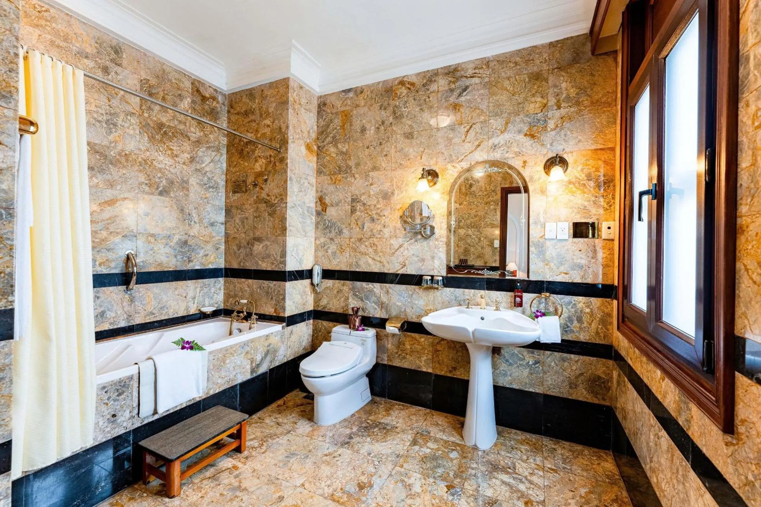 Bathroom in Hotel Majestic Saigon