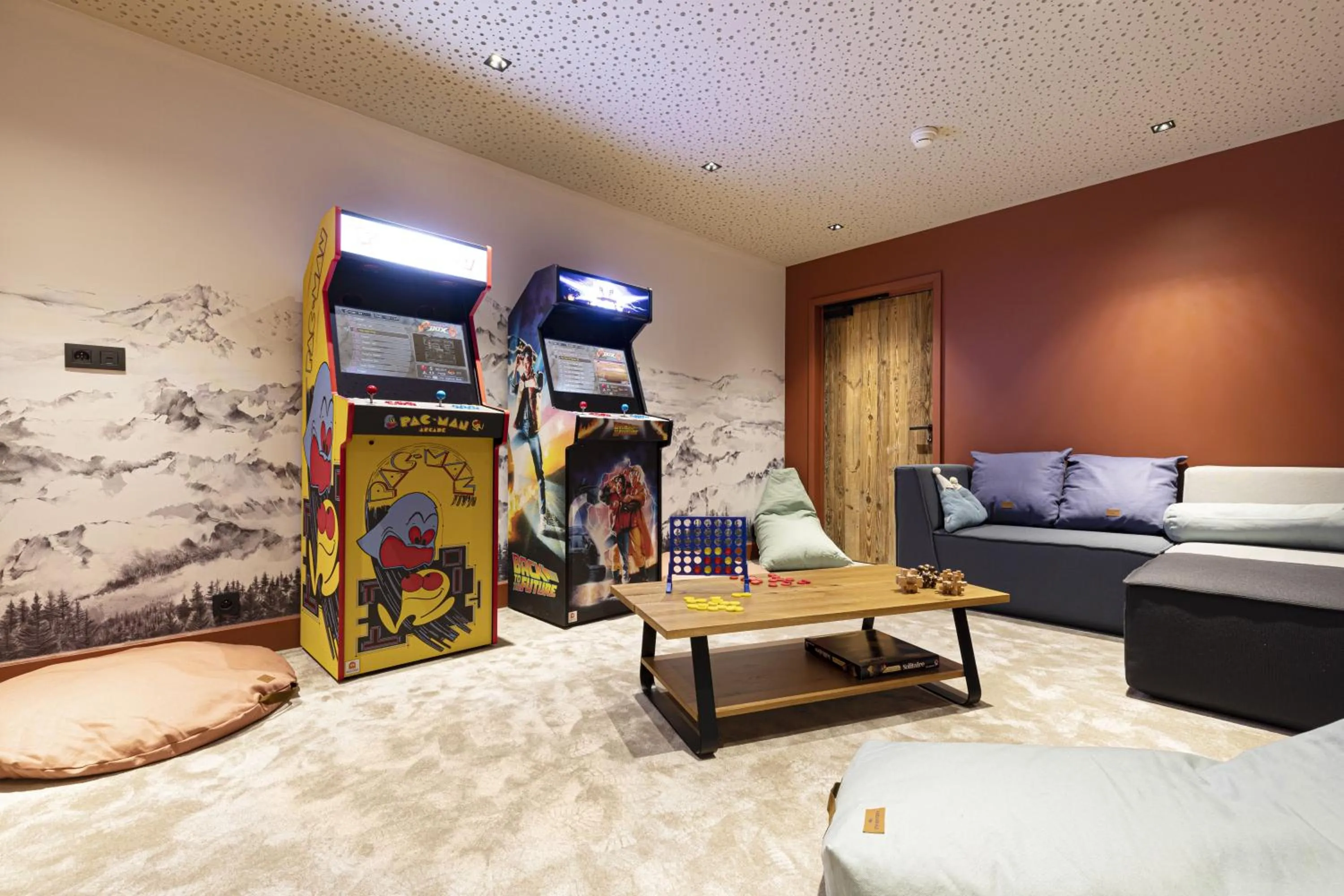 Game Room, Bed in Hotel Le Chabichou