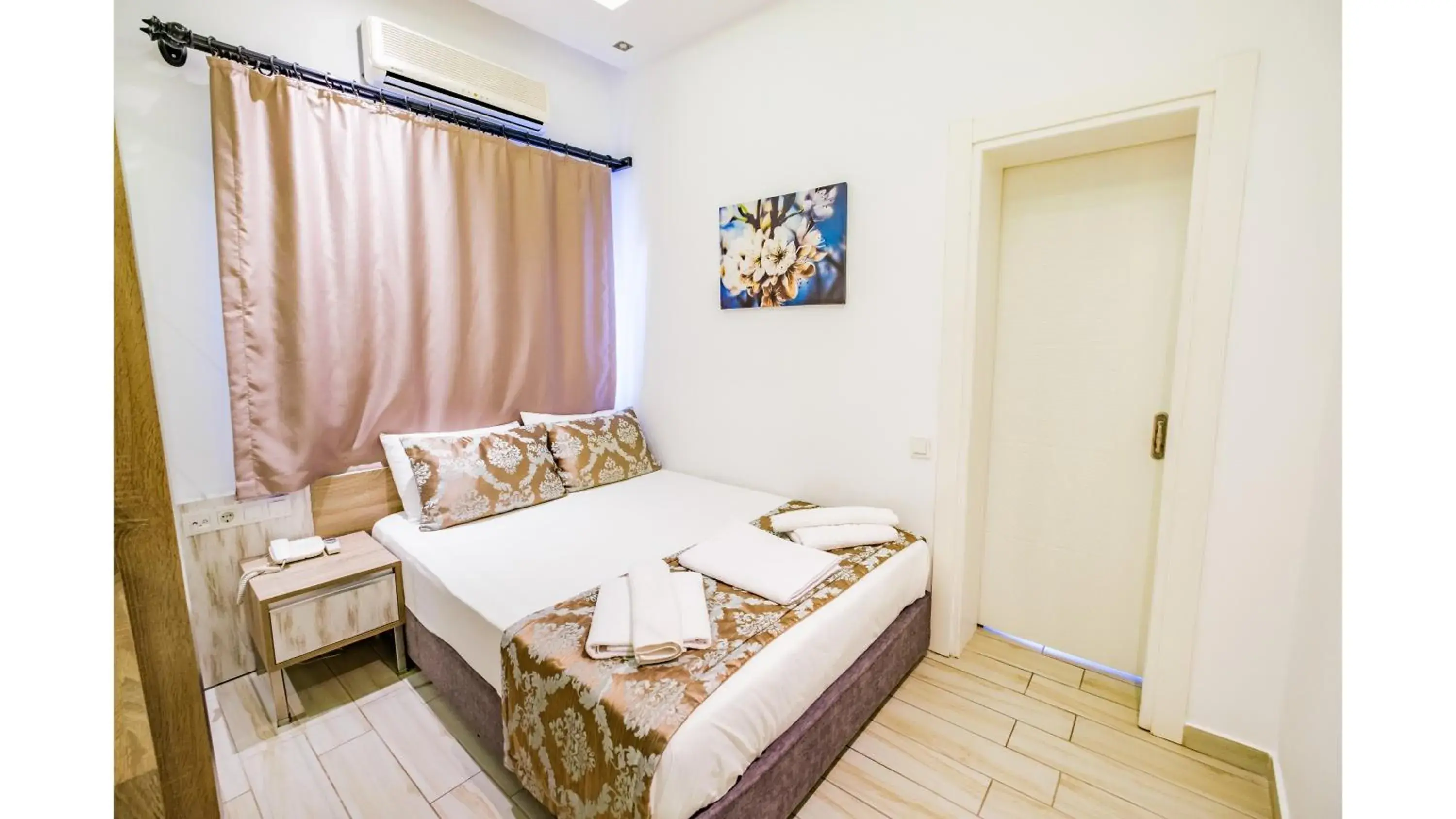 Photo of the whole room, Bed in Sardunya Andifli Otel Photo of the whole room, Bed in Sardunya Andifli Otel