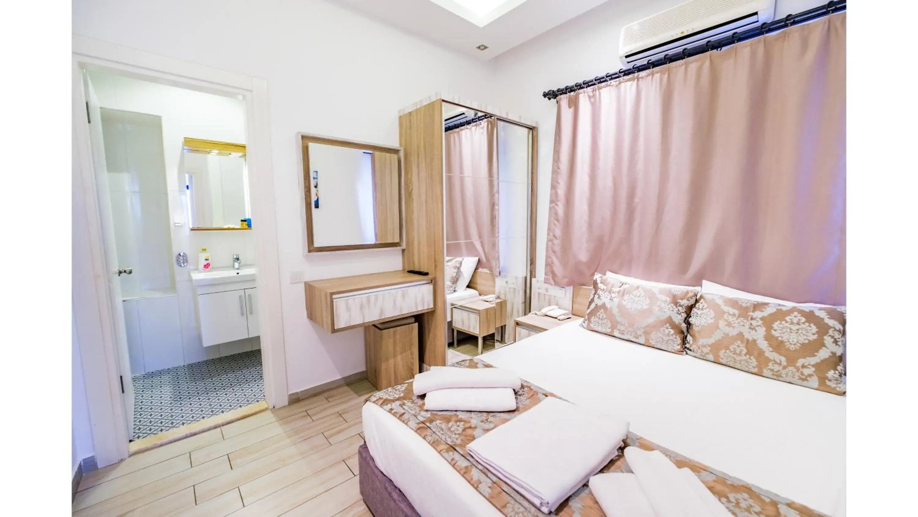 Photo of the whole room, Bed in Sardunya Andifli Otel Photo of the whole room, Bed in Sardunya Andifli Otel