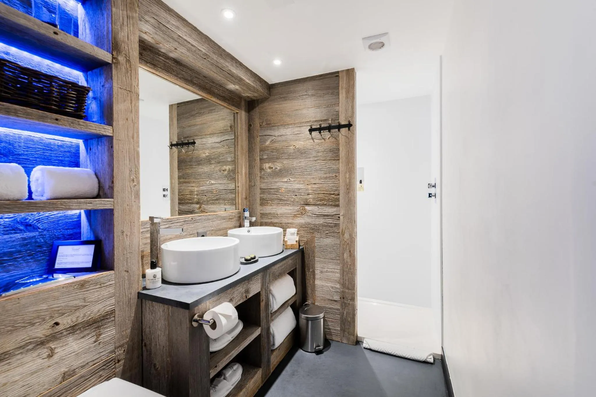 Shower in Hotel Farinet