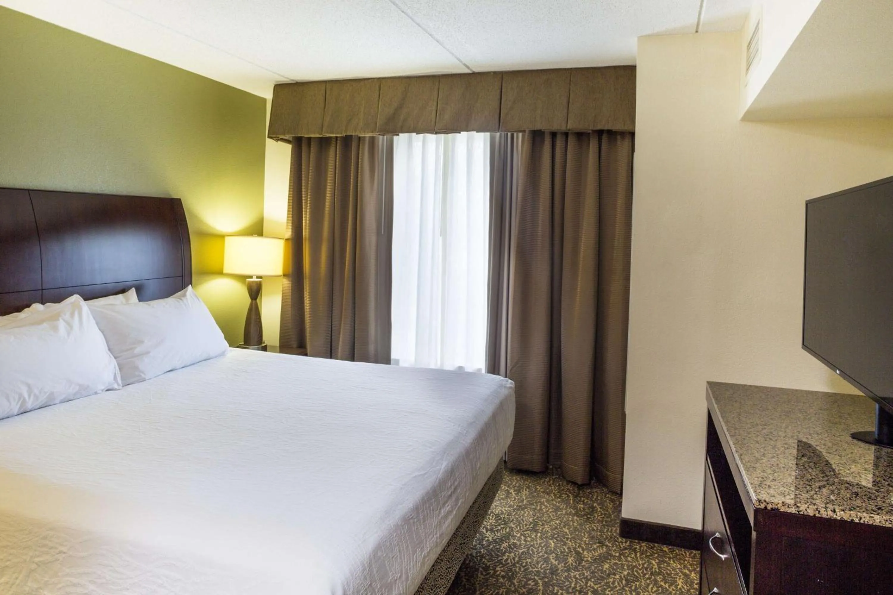 Bed in Hilton Garden Inn Hampton Coliseum Central