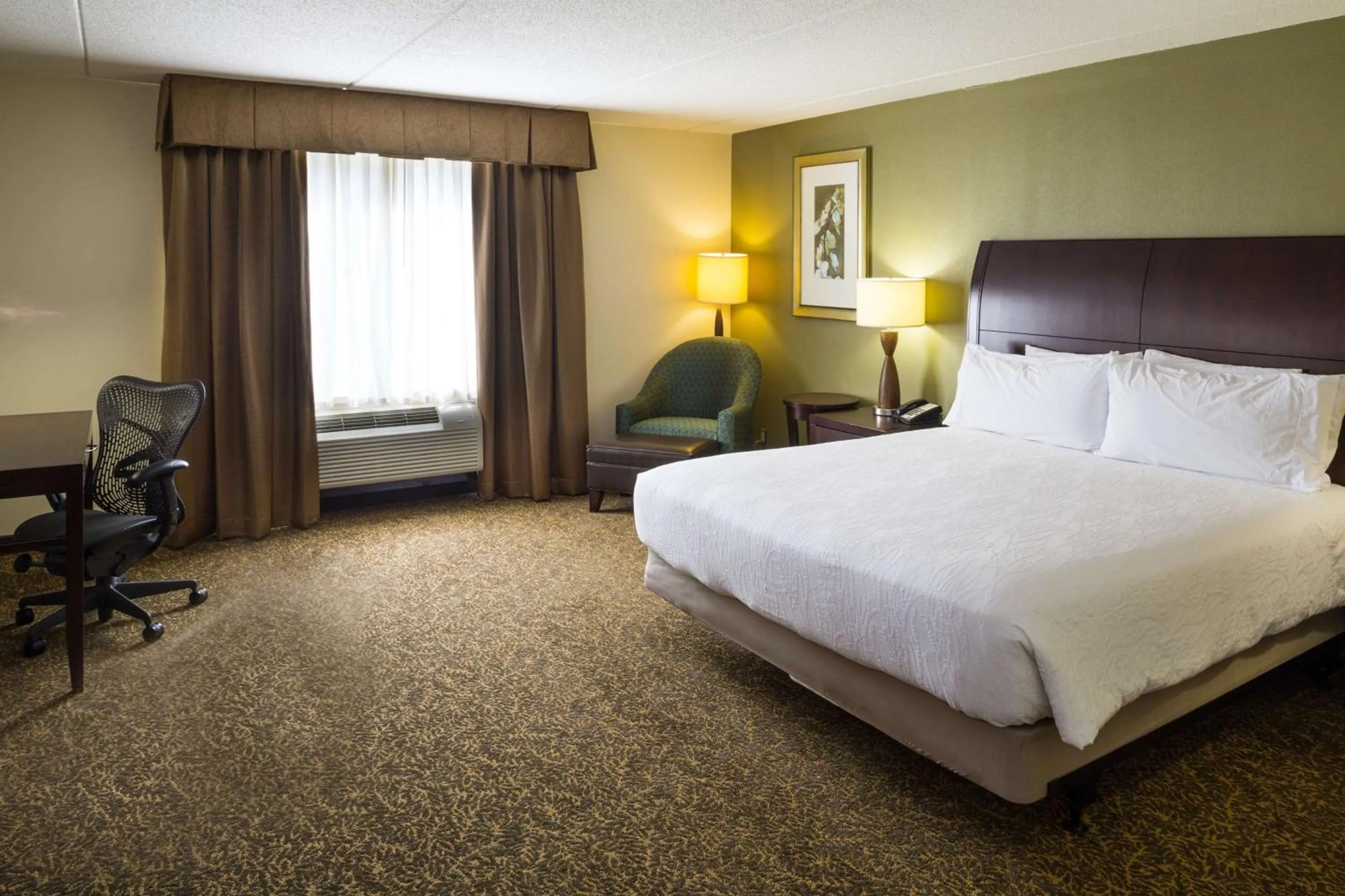 Bedroom, Bed in Hilton Garden Inn Hampton Coliseum Central