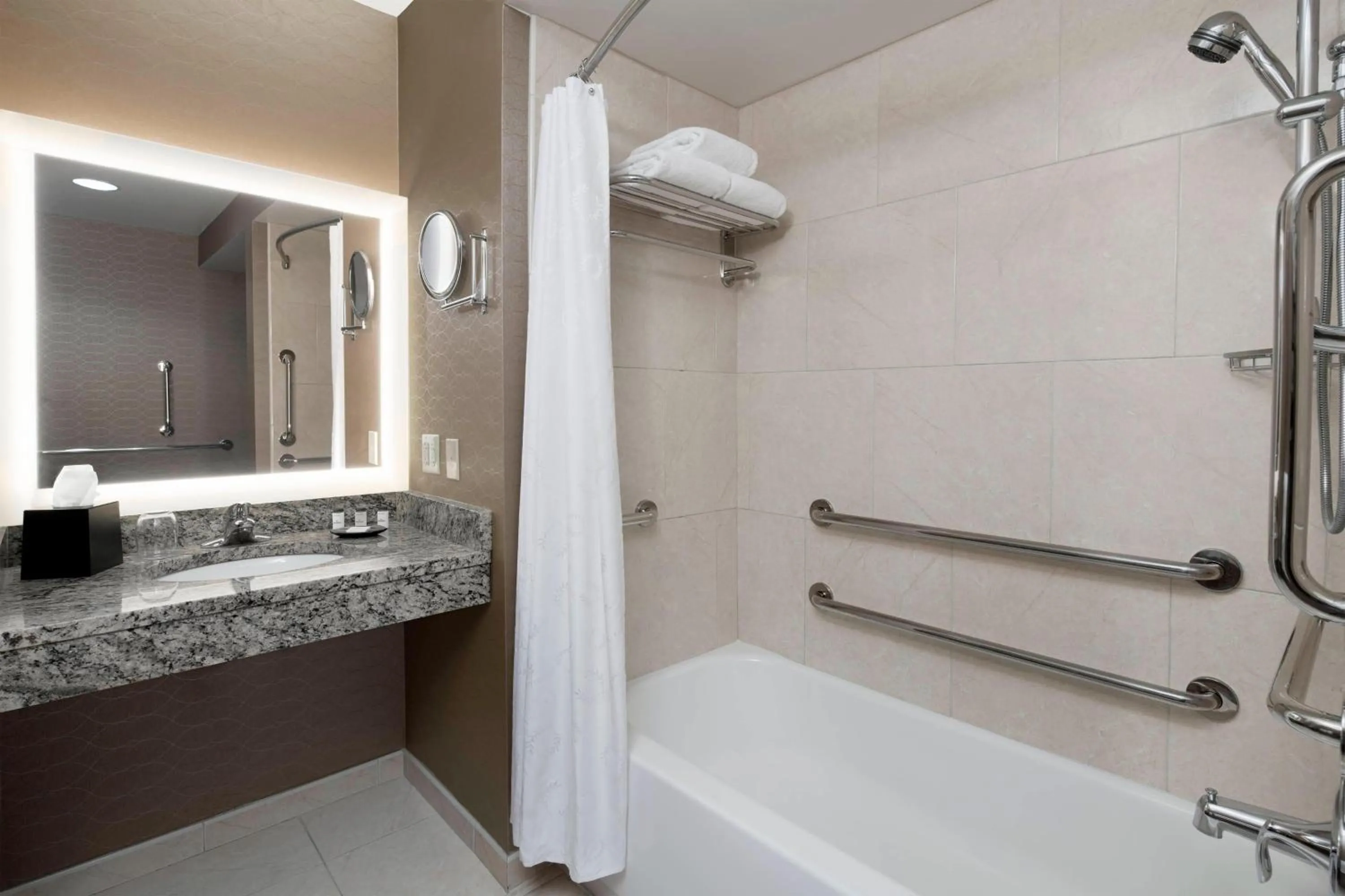 Bathroom in Sheraton Pittsburgh Airport Hotel