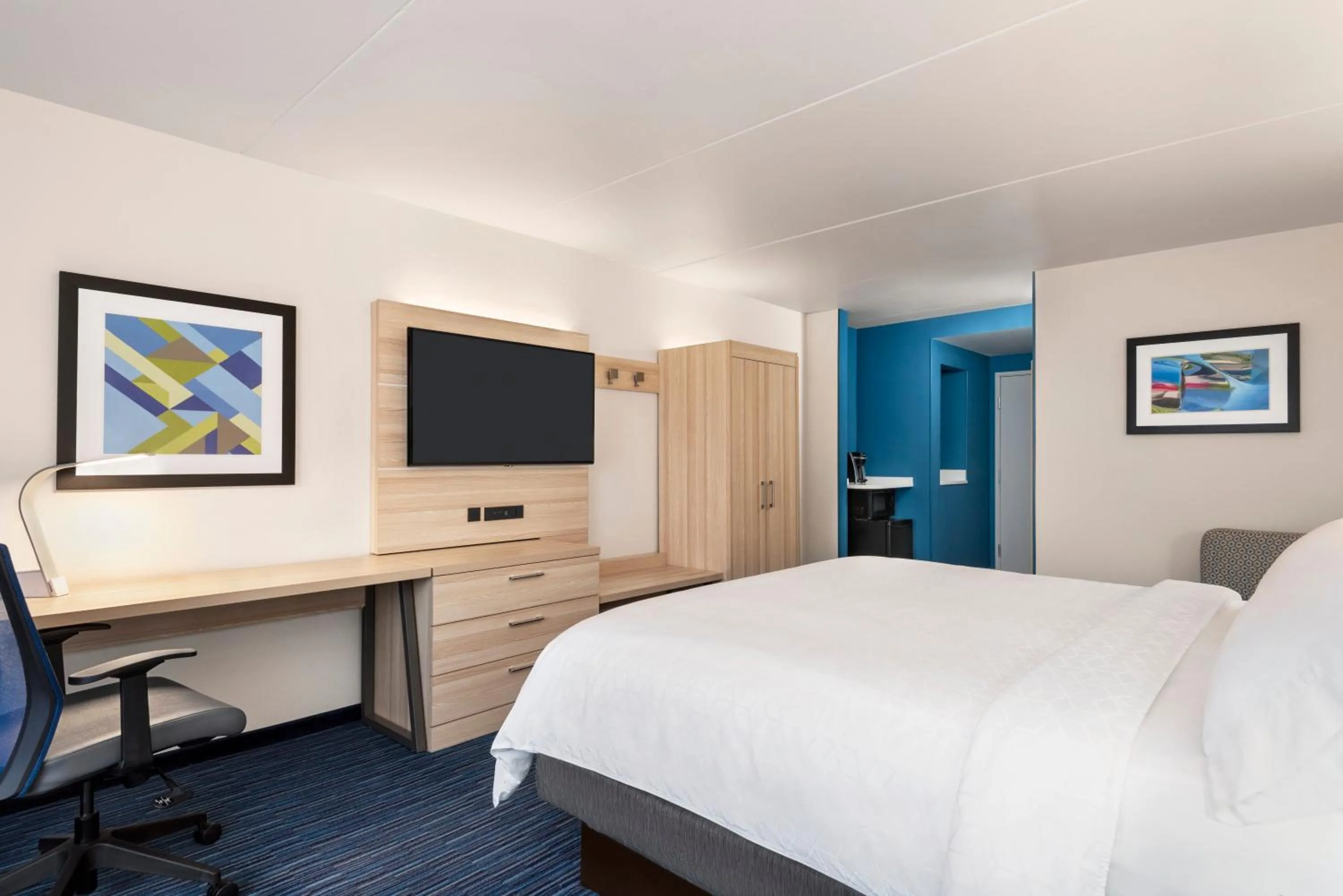 Photo of the whole room, Bed in Holiday Inn Express Dumfries-Quantico by IHG