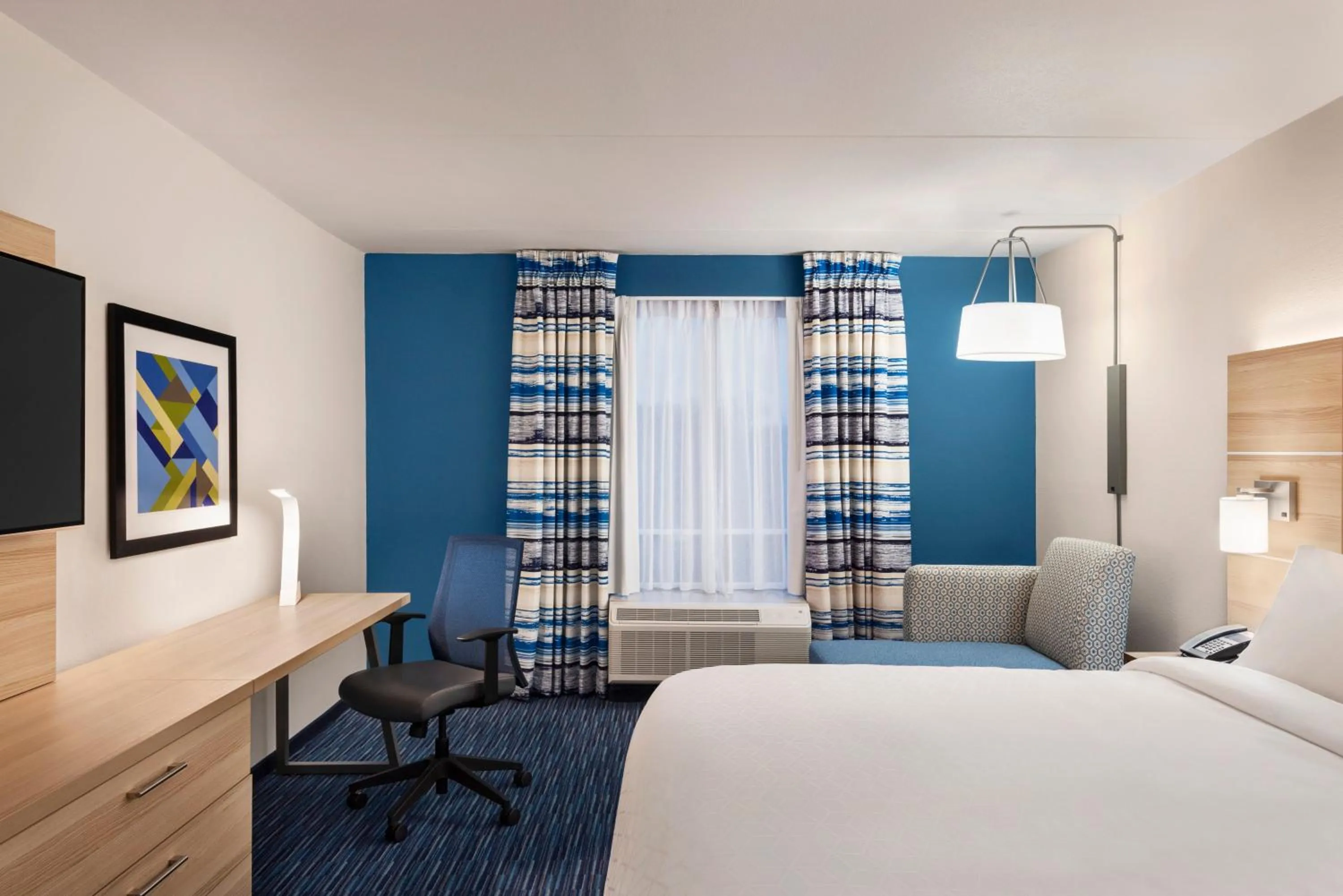 Photo of the whole room, Bed in Holiday Inn Express Dumfries-Quantico by IHG