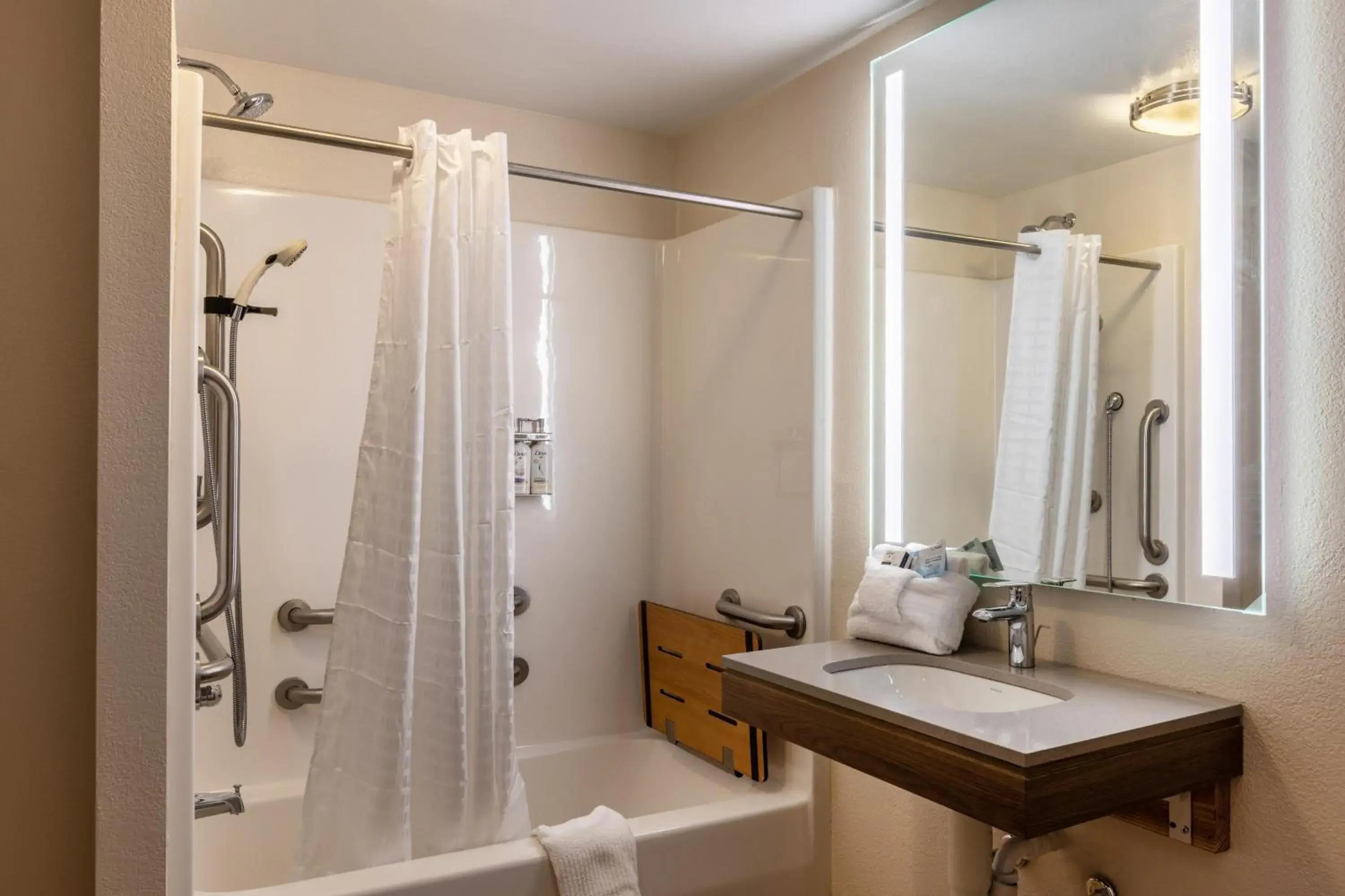Queen Room with Mobility Accessible Tub - Non-Smoking in Candlewood Suites - Bluffton-Hilton Head by IHG Queen Room with Mobility Accessible Tub - Non-Smoking in Candlewood Suites - Bluffton-Hilton Head by IHG