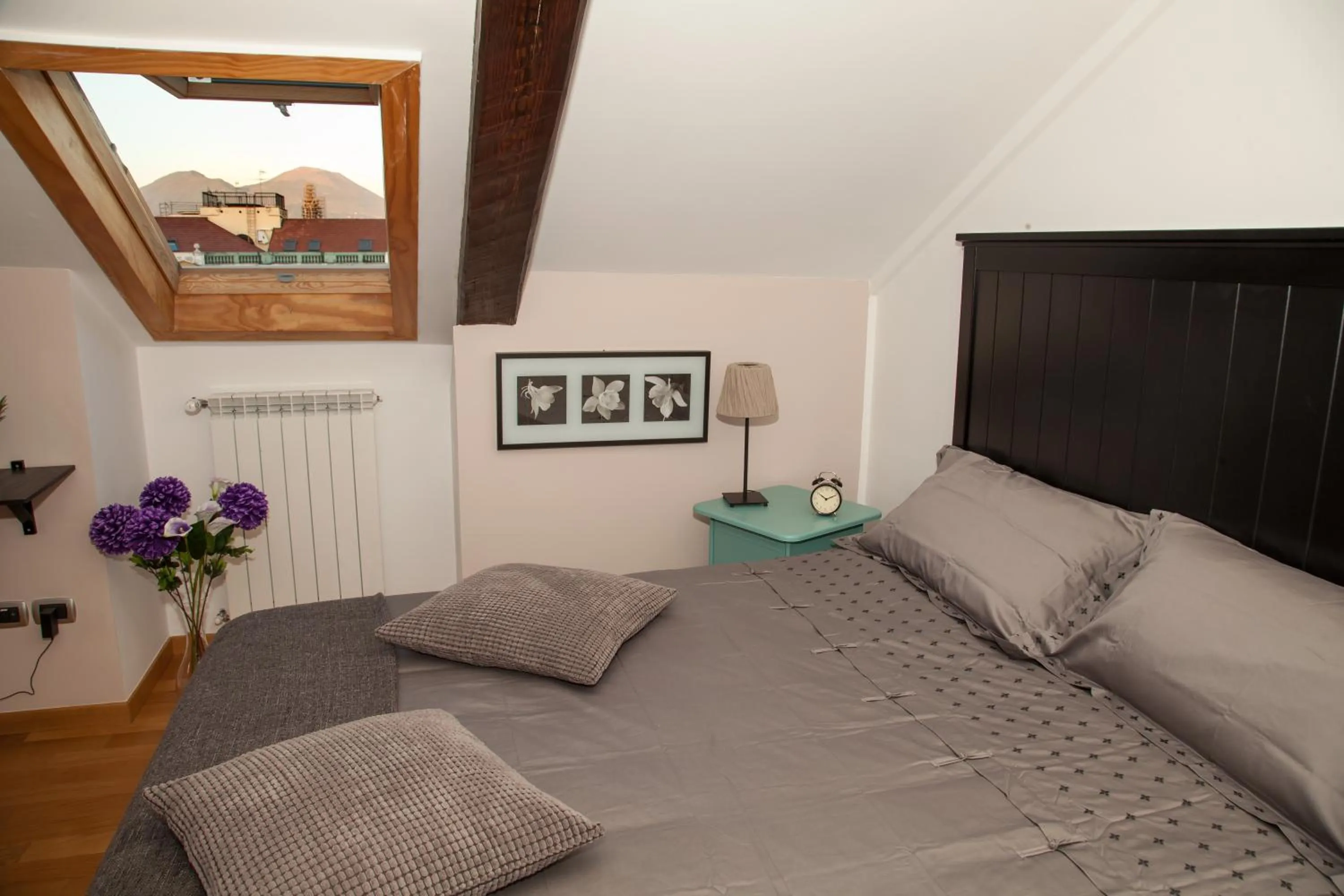 Photo of the whole room, Bed in Caesar Napoli