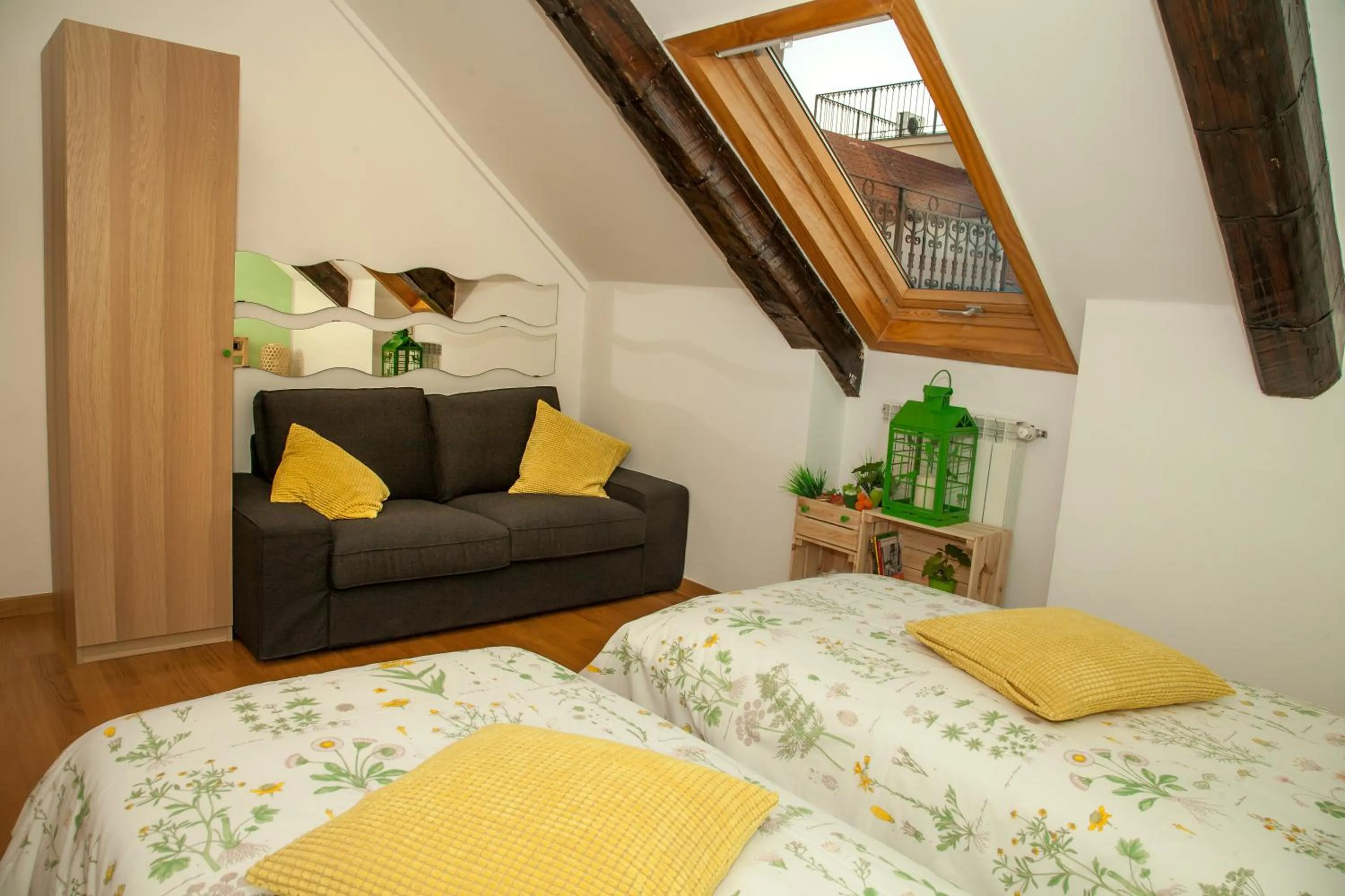 Photo of the whole room, Bed in Caesar Napoli