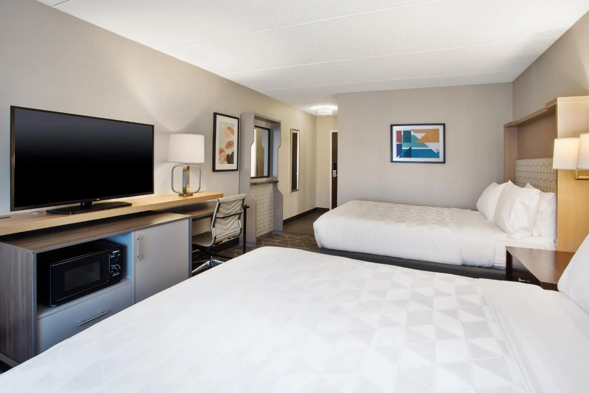 Photo of the whole room, Bed in Holiday Inn Canton-Belden Village by IHG