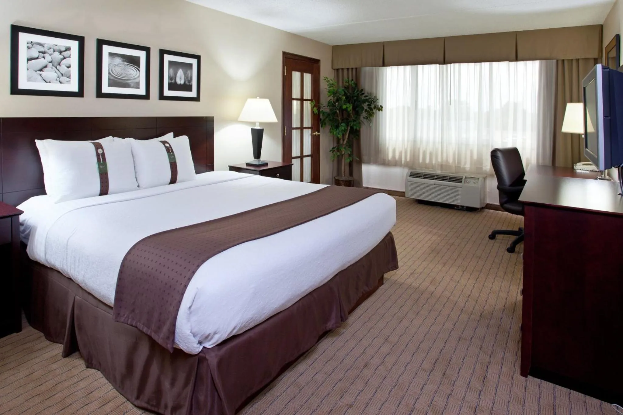 Photo of the whole room, Bed in Holiday Inn Canton-Belden Village by IHG