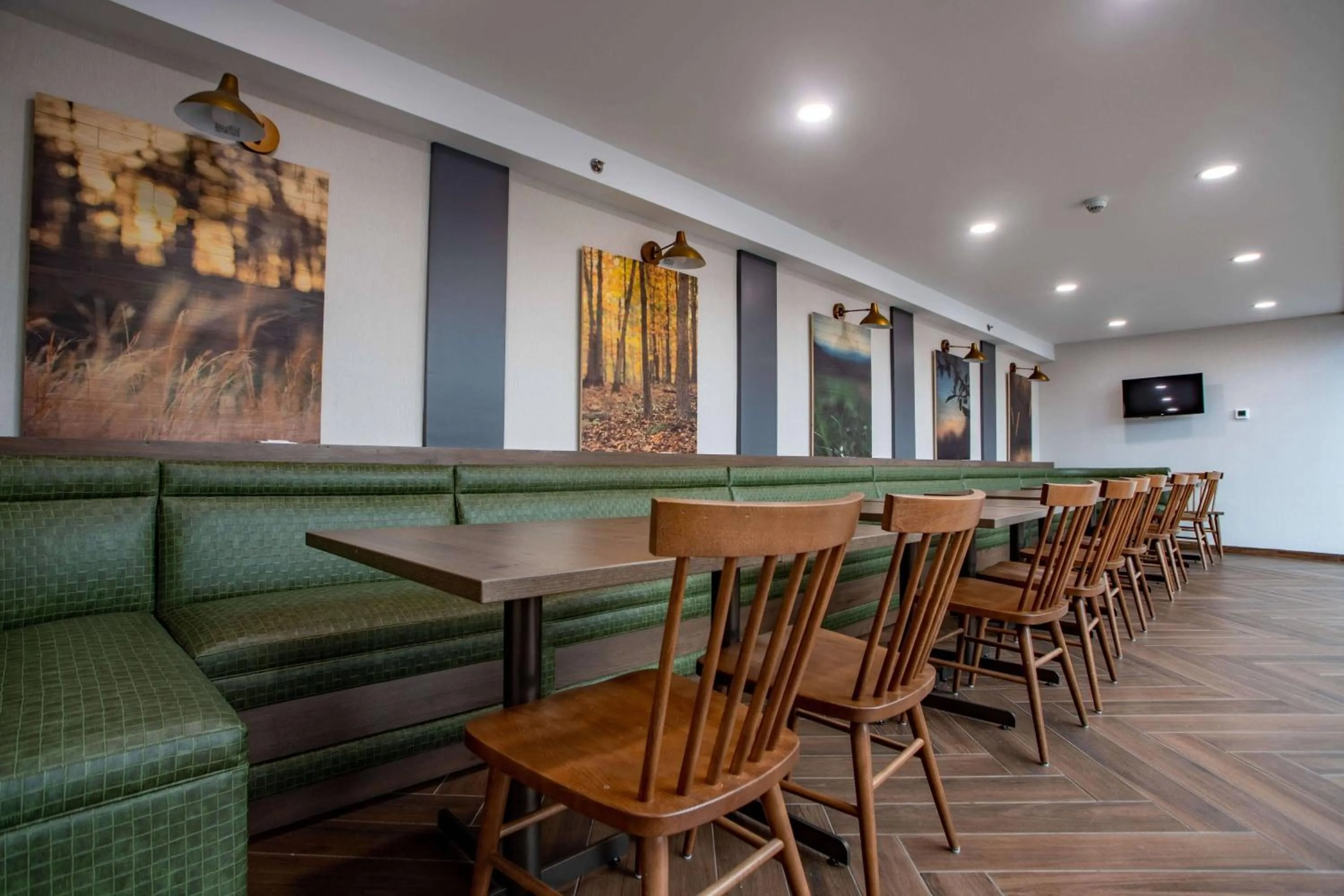 Restaurant/places to eat in Fairfield Inn & Suites Springfield Enfield