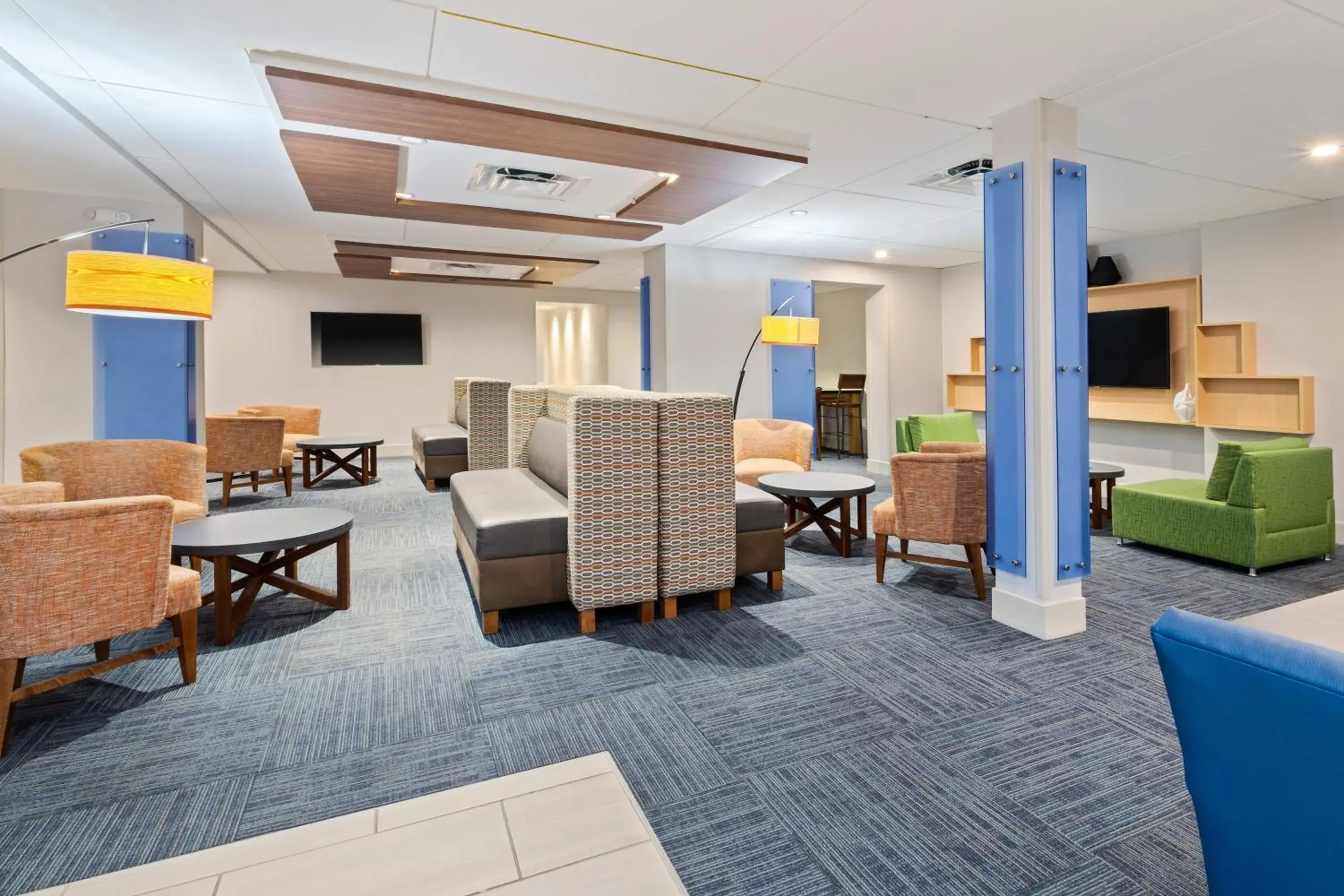 Property building in Holiday Inn Express Ft Lauderdale Cruise-Airport by IHG Property building in Holiday Inn Express Ft Lauderdale Cruise-Airport by IHG