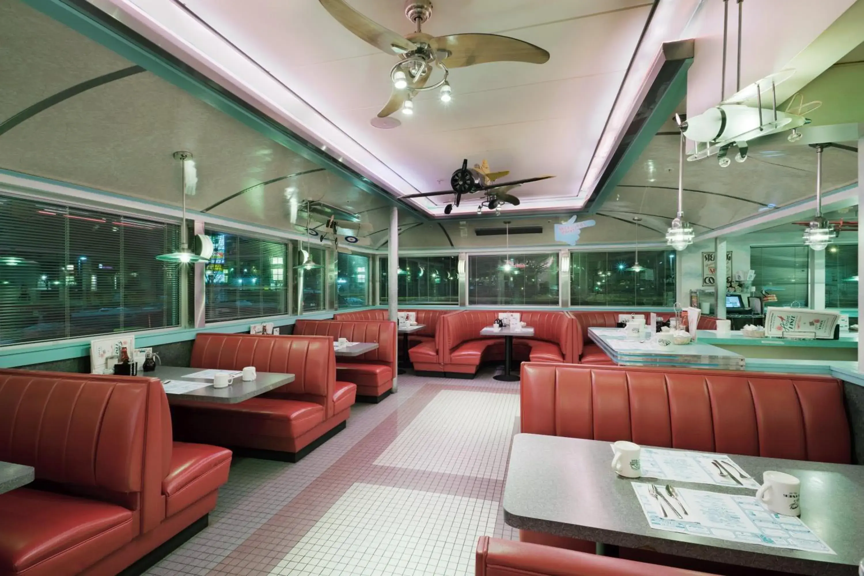 Lounge or bar in Holiday Inn Manchester Airport by IHG Lounge or bar in Holiday Inn Manchester Airport by IHG