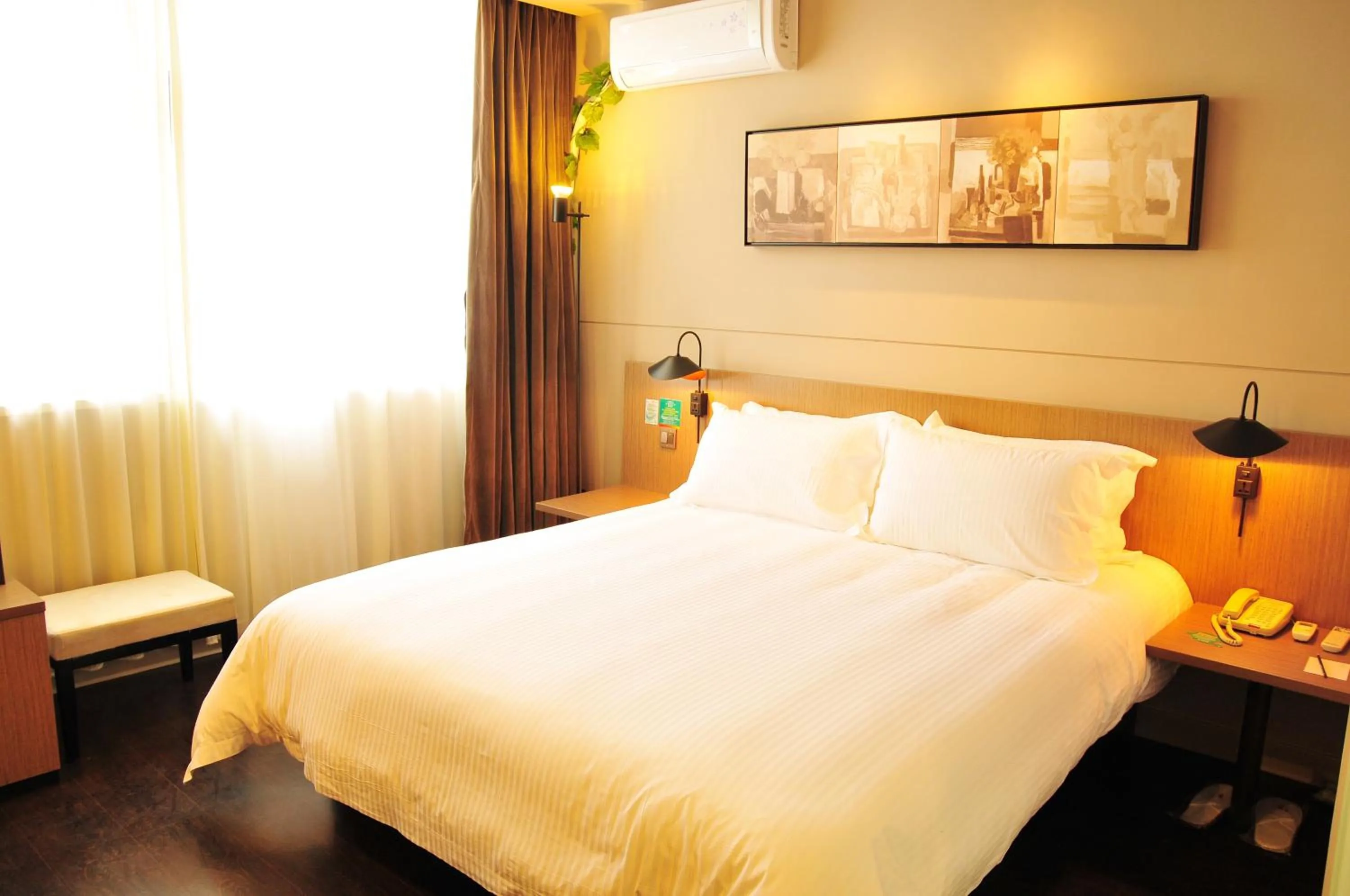 Bedroom, Bed in JinJiang Inn Wujiang Tongli Yunli Bridge