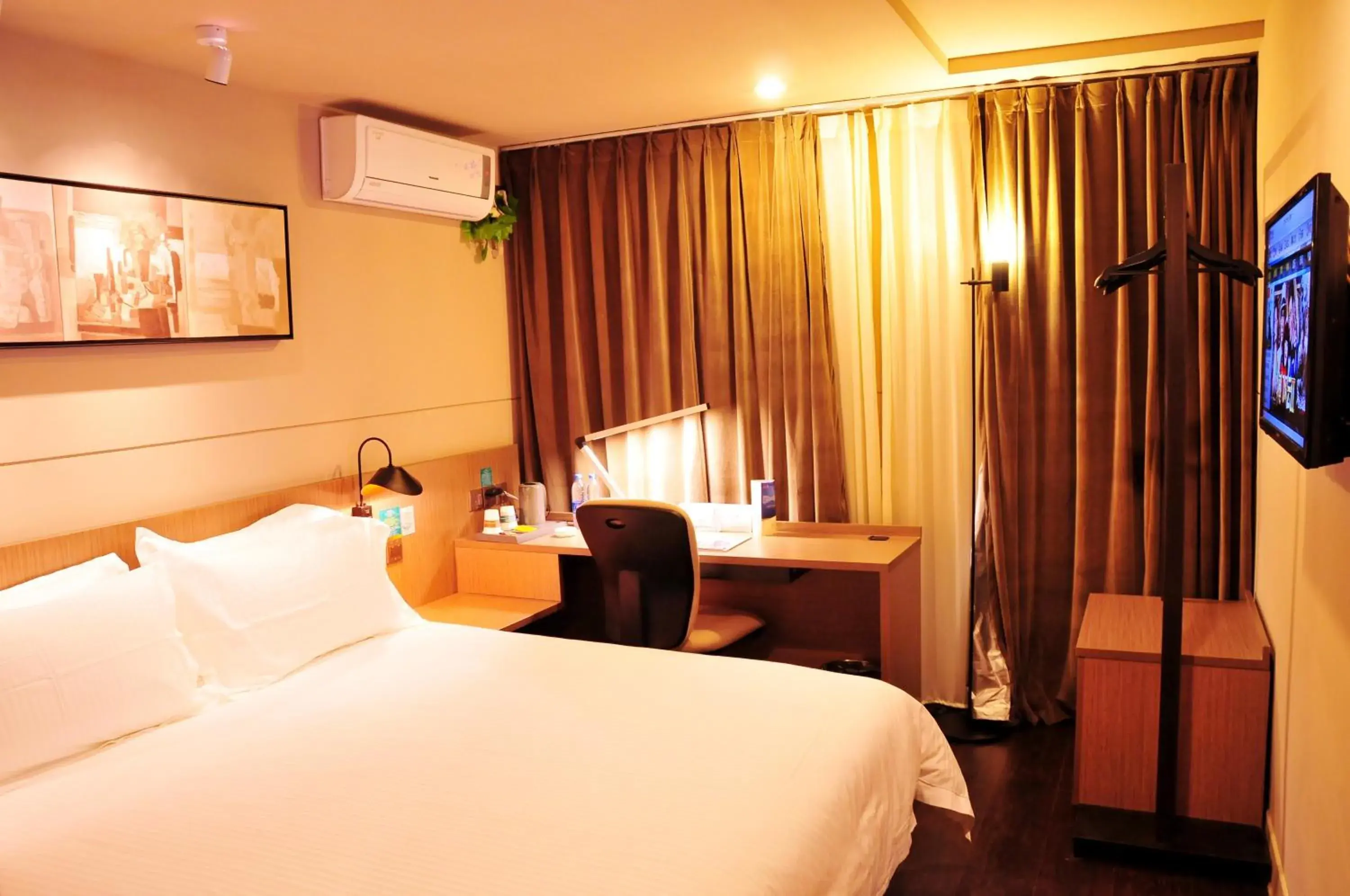 Bedroom, Bed in JinJiang Inn Wujiang Tongli Yunli Bridge Bedroom, Bed in JinJiang Inn Wujiang Tongli Yunli Bridge