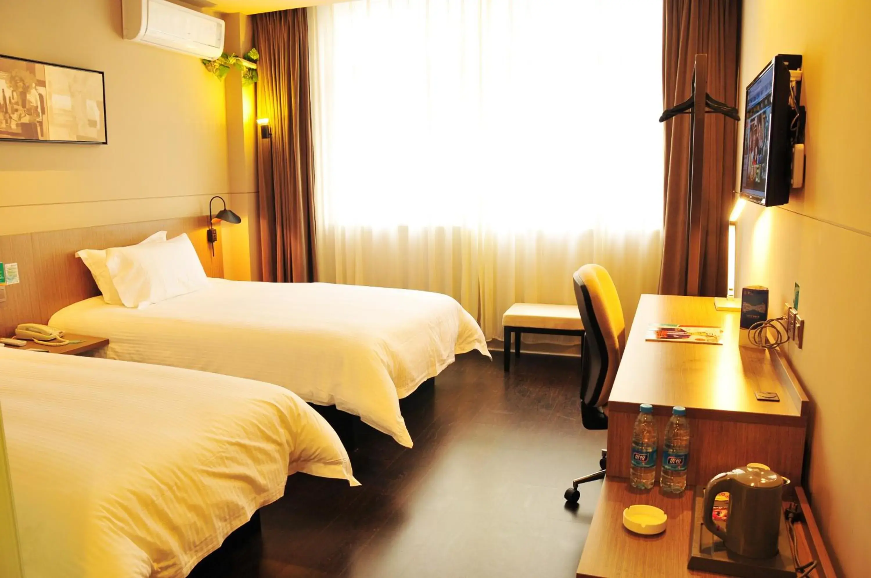 Photo of the whole room, Bed in JinJiang Inn Wujiang Tongli Yunli Bridge Photo of the whole room, Bed in JinJiang Inn Wujiang Tongli Yunli Bridge