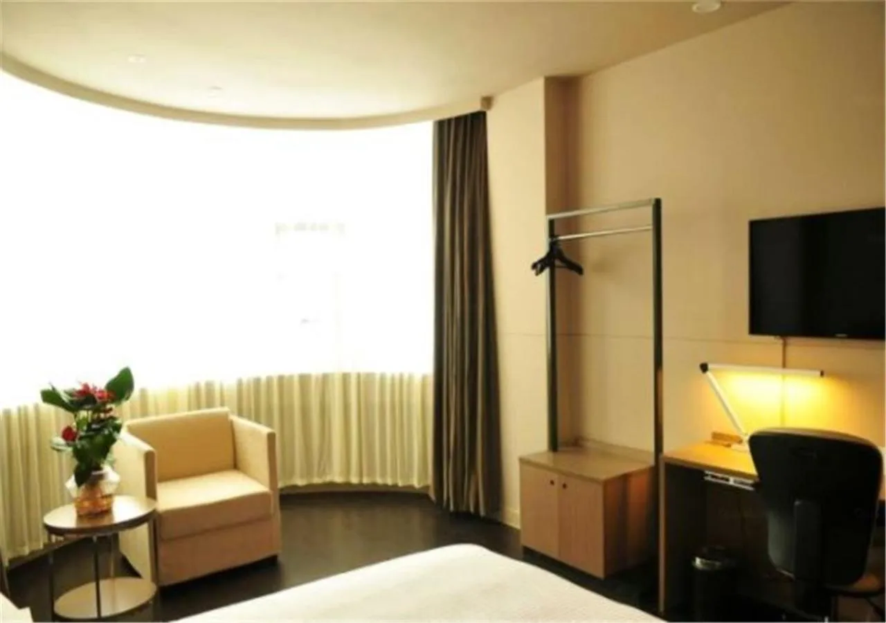 Decorative detail, Bed in Jinjiang Inn Dali Erhai Lake Park