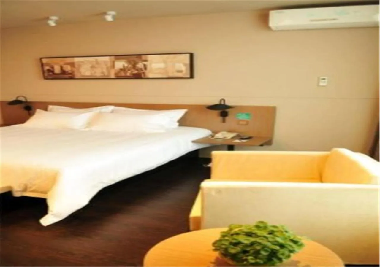 Decorative detail, Bed in Jinjiang Inn Dali Erhai Lake Park