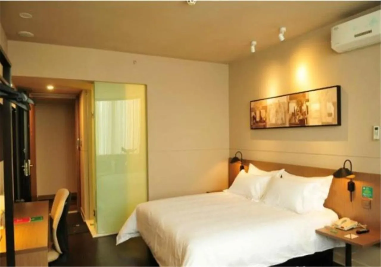 Decorative detail, Bed in Jinjiang Inn Dali Erhai Lake Park