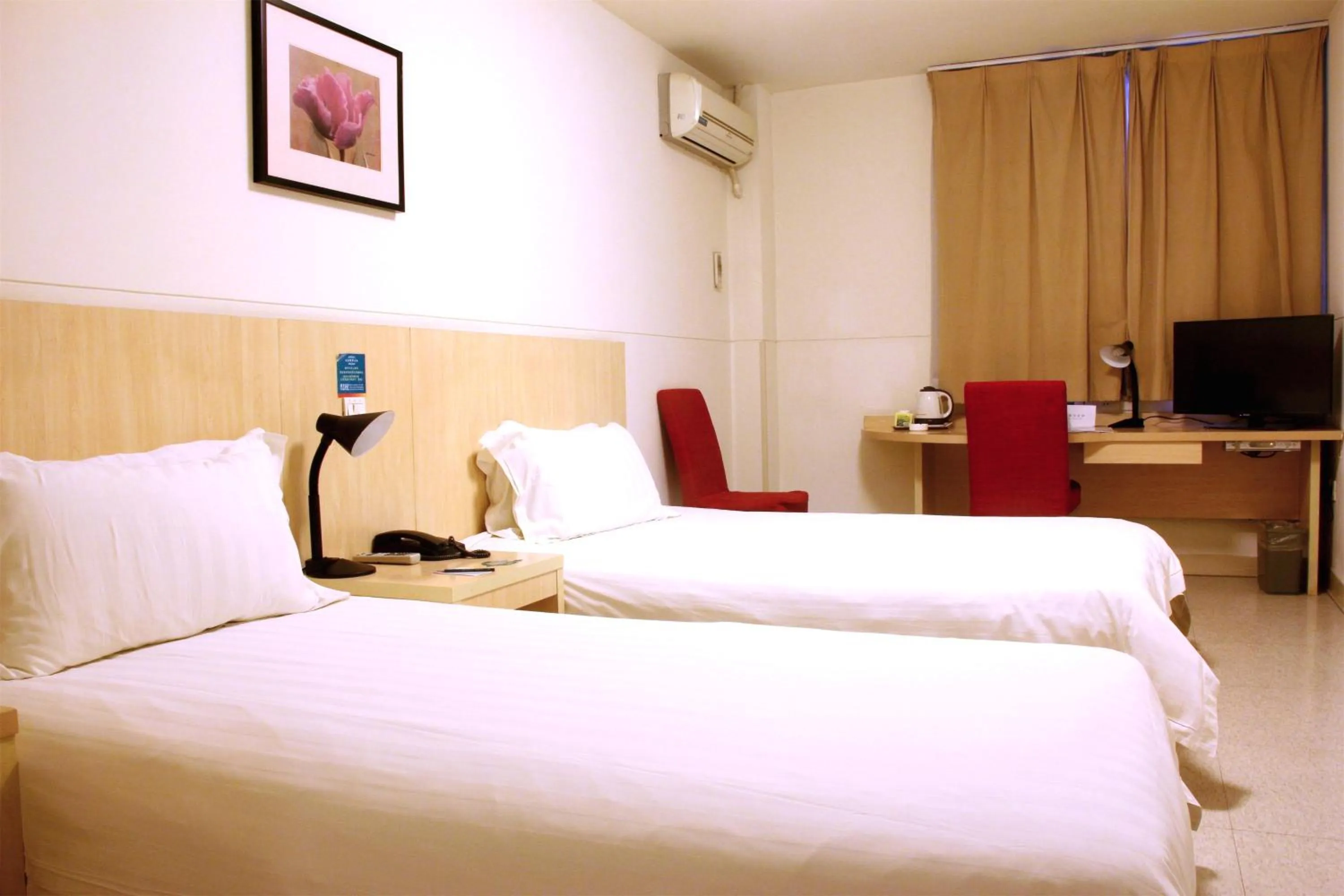 Photo of the whole room in Jinjiang Inn Guangzhou Haizhu Jiangtai Road Subway Station