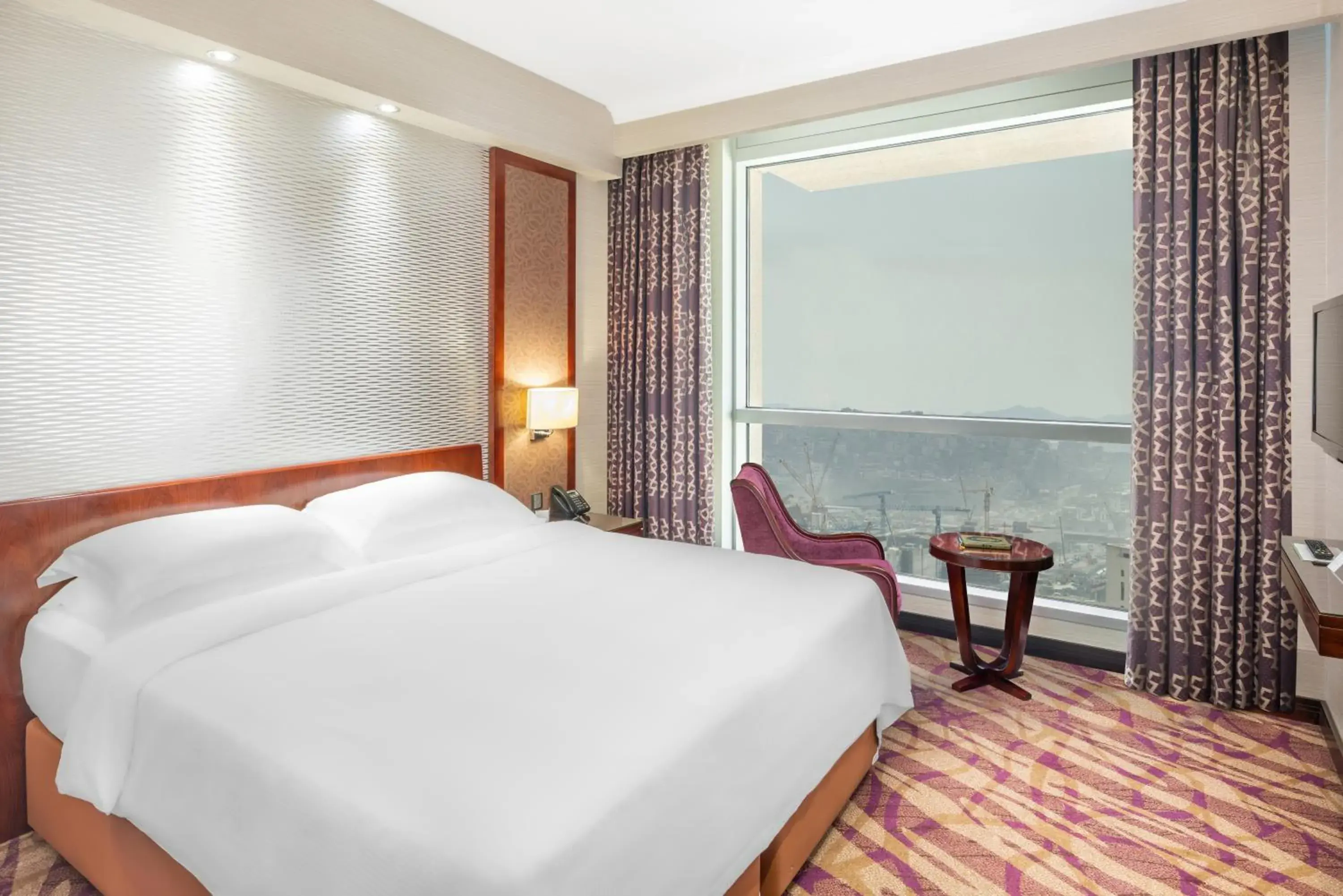 Guest Room – King Bed in Al Marwa Rayhaan by Rotana - Makkah Guest Room – King Bed in Al Marwa Rayhaan by Rotana - Makkah