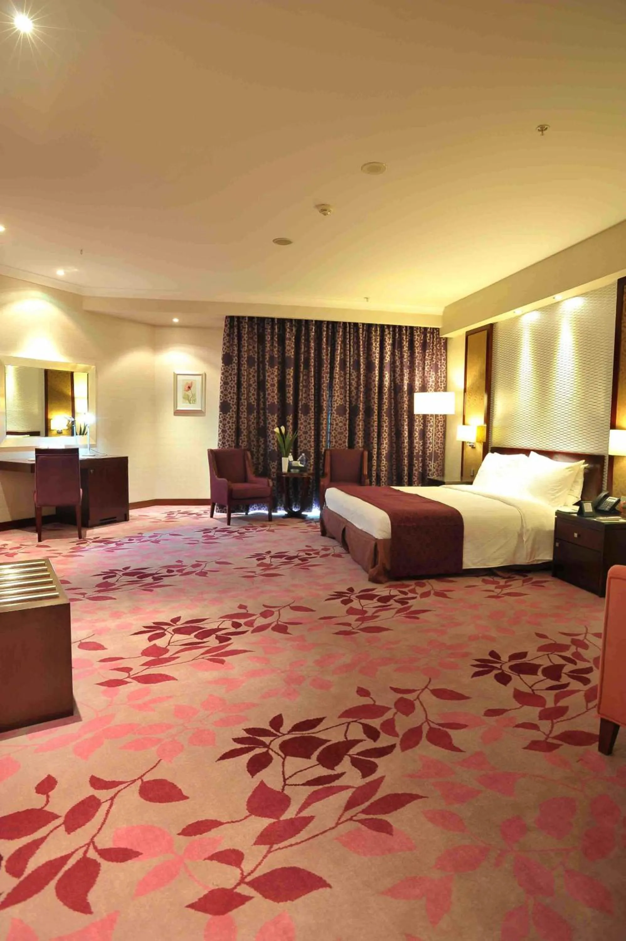 Bathroom, Bed in Al Marwa Rayhaan by Rotana - Makkah