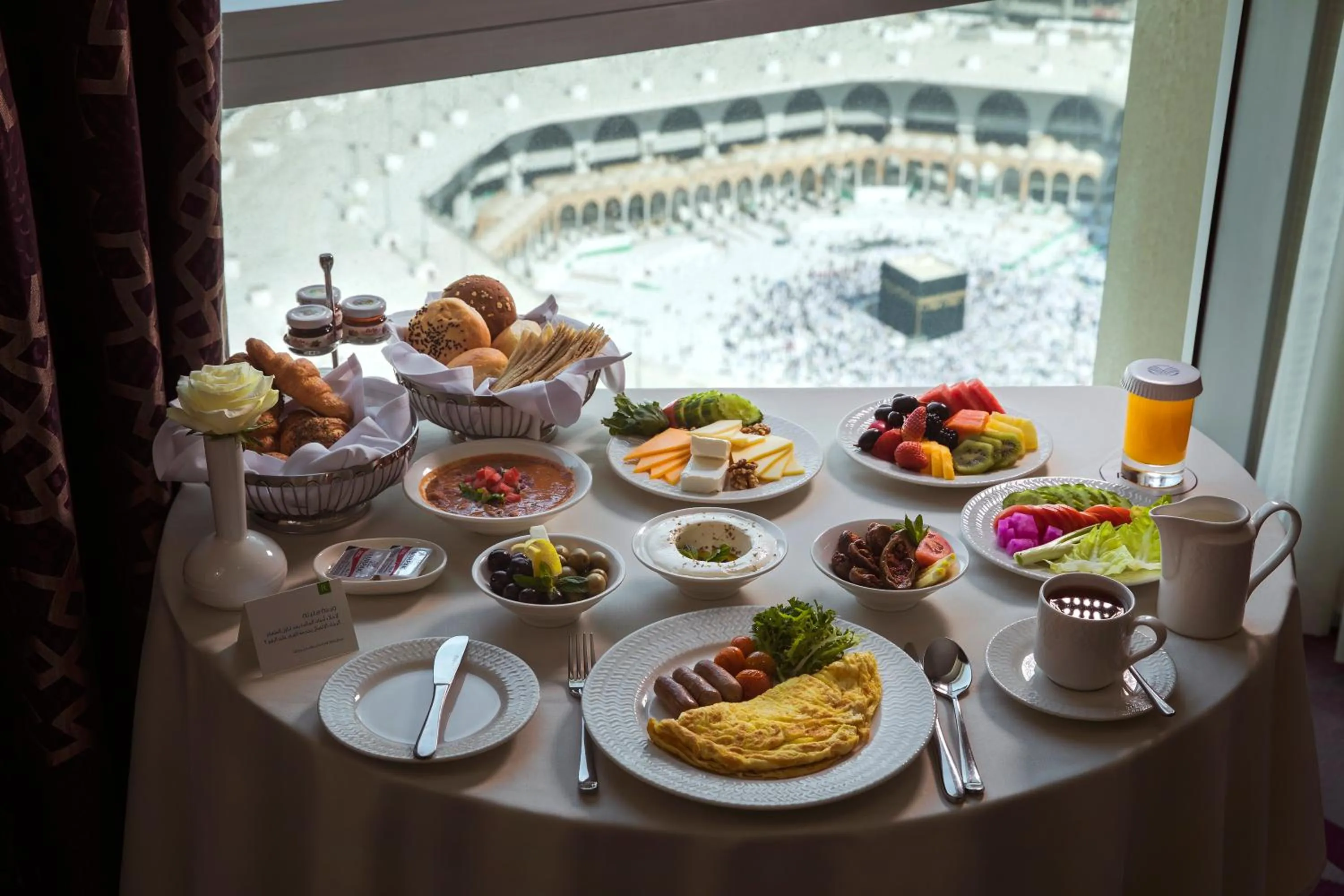 Food and drinks in Al Marwa Rayhaan by Rotana - Makkah