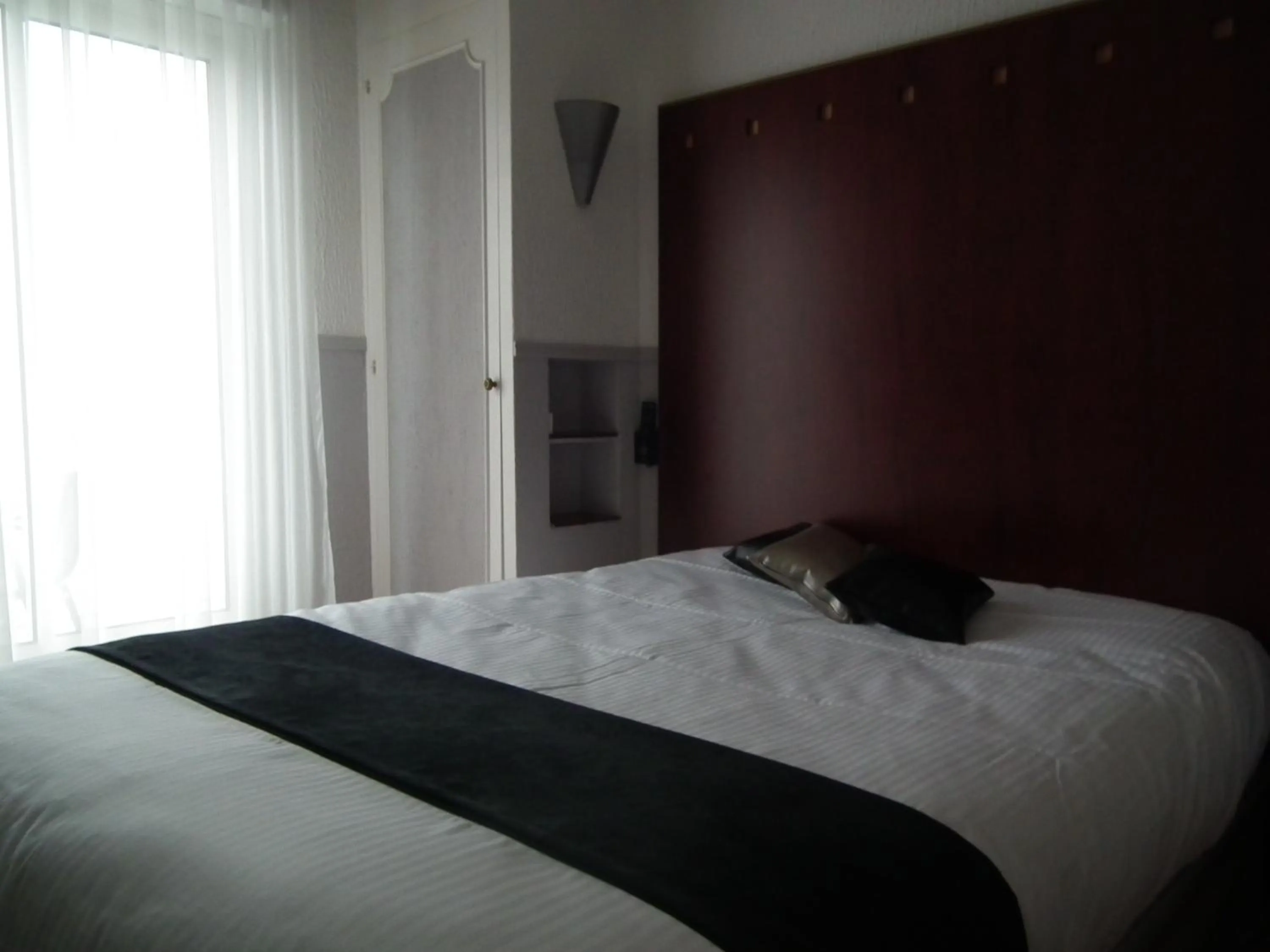 Bed in Logis Cosy - Hôtel Le Moulin Neuf - Chantonnay