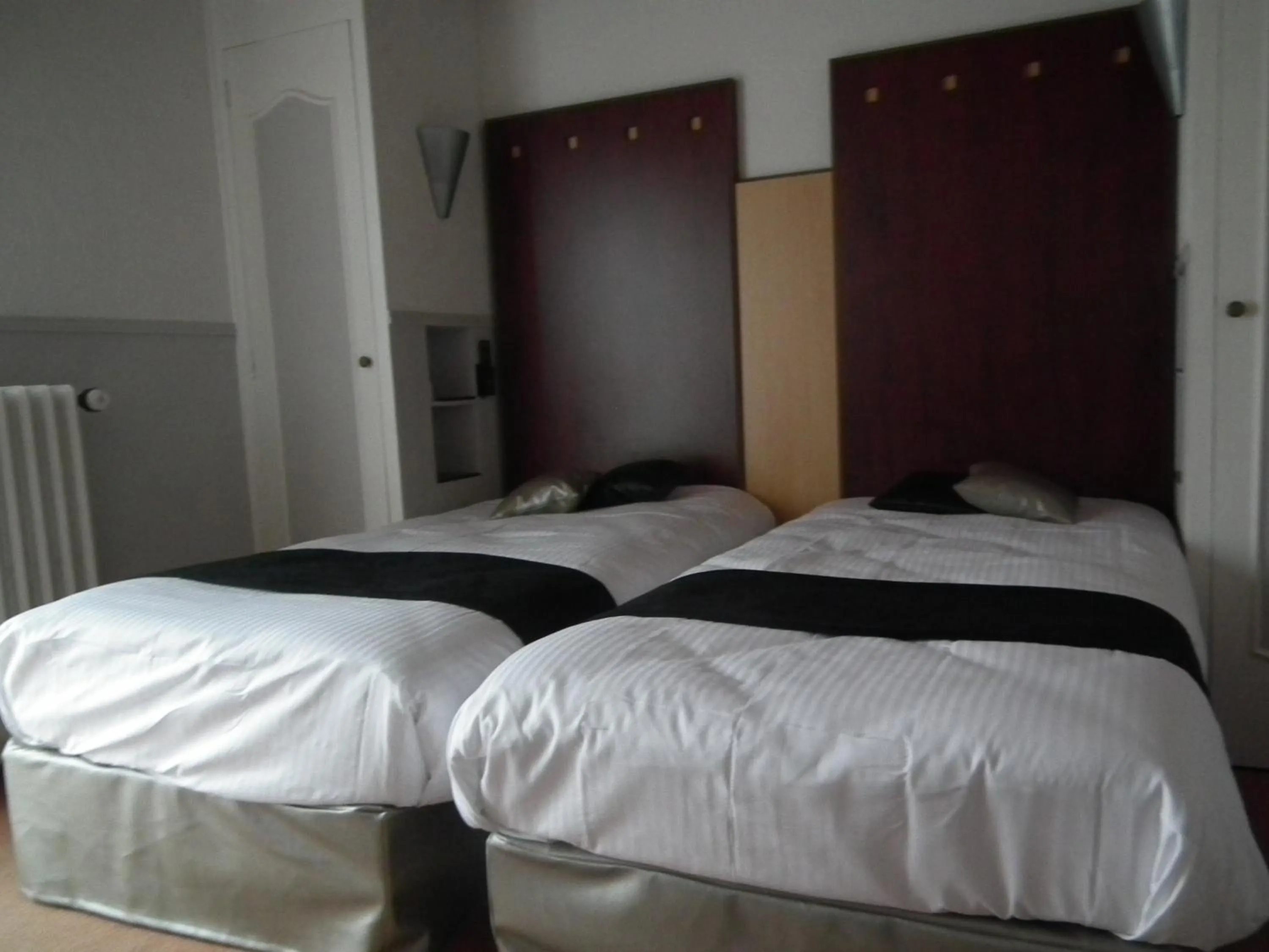 Bed in Logis Cosy - Hôtel Le Moulin Neuf - Chantonnay