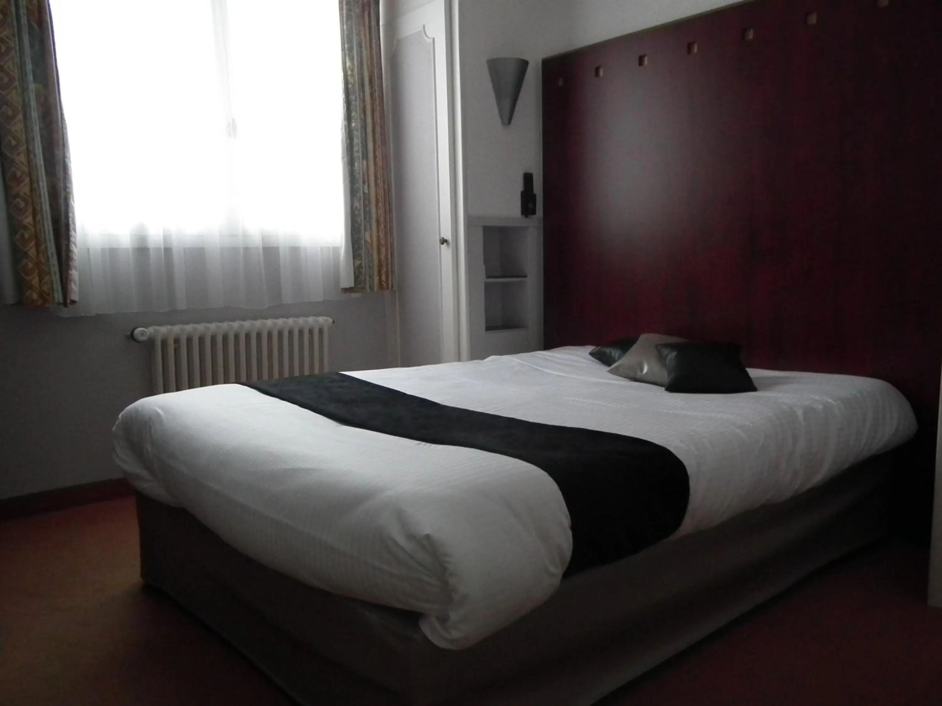 Bed in Logis Cosy - Hôtel Le Moulin Neuf - Chantonnay