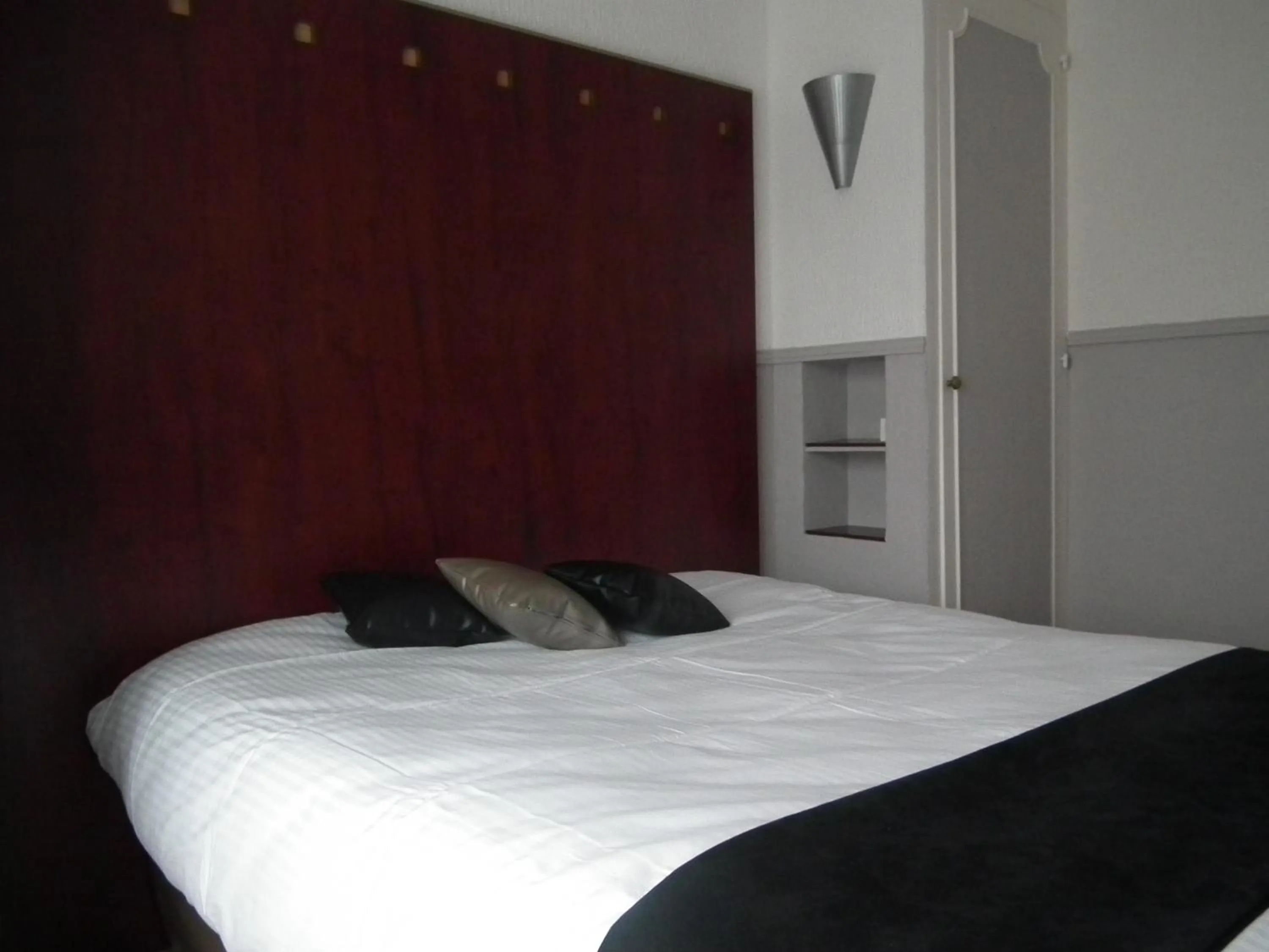 Bed in Logis Cosy - Hôtel Le Moulin Neuf - Chantonnay