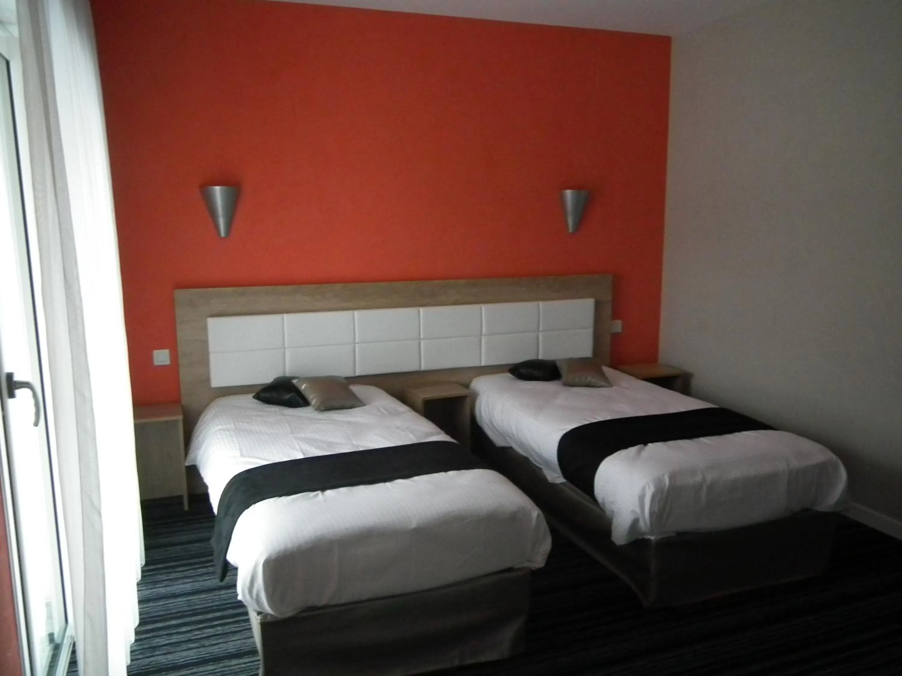 Bed in Logis Cosy - Hôtel Le Moulin Neuf - Chantonnay