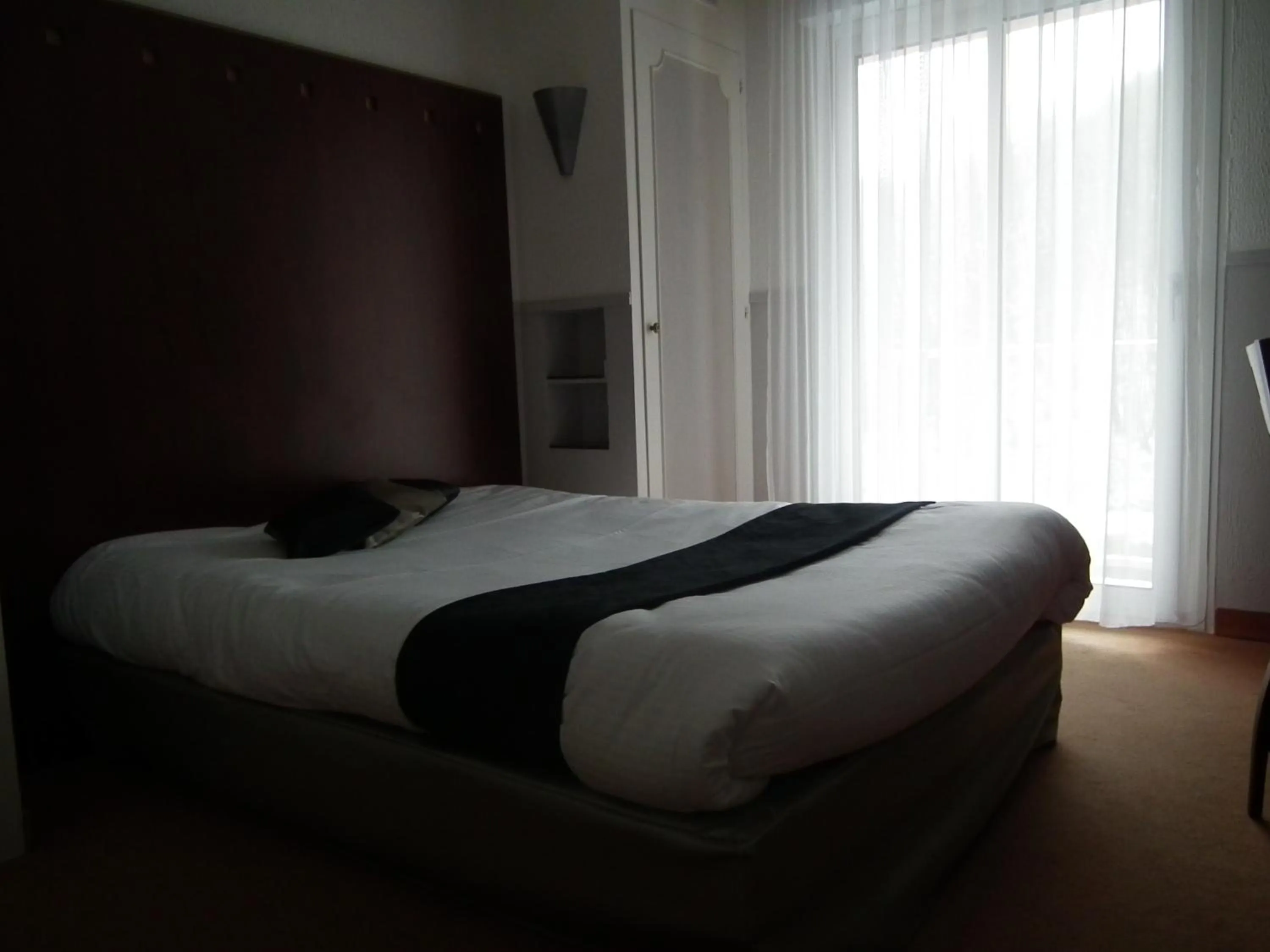 Bed in Logis Cosy - Hôtel Le Moulin Neuf - Chantonnay