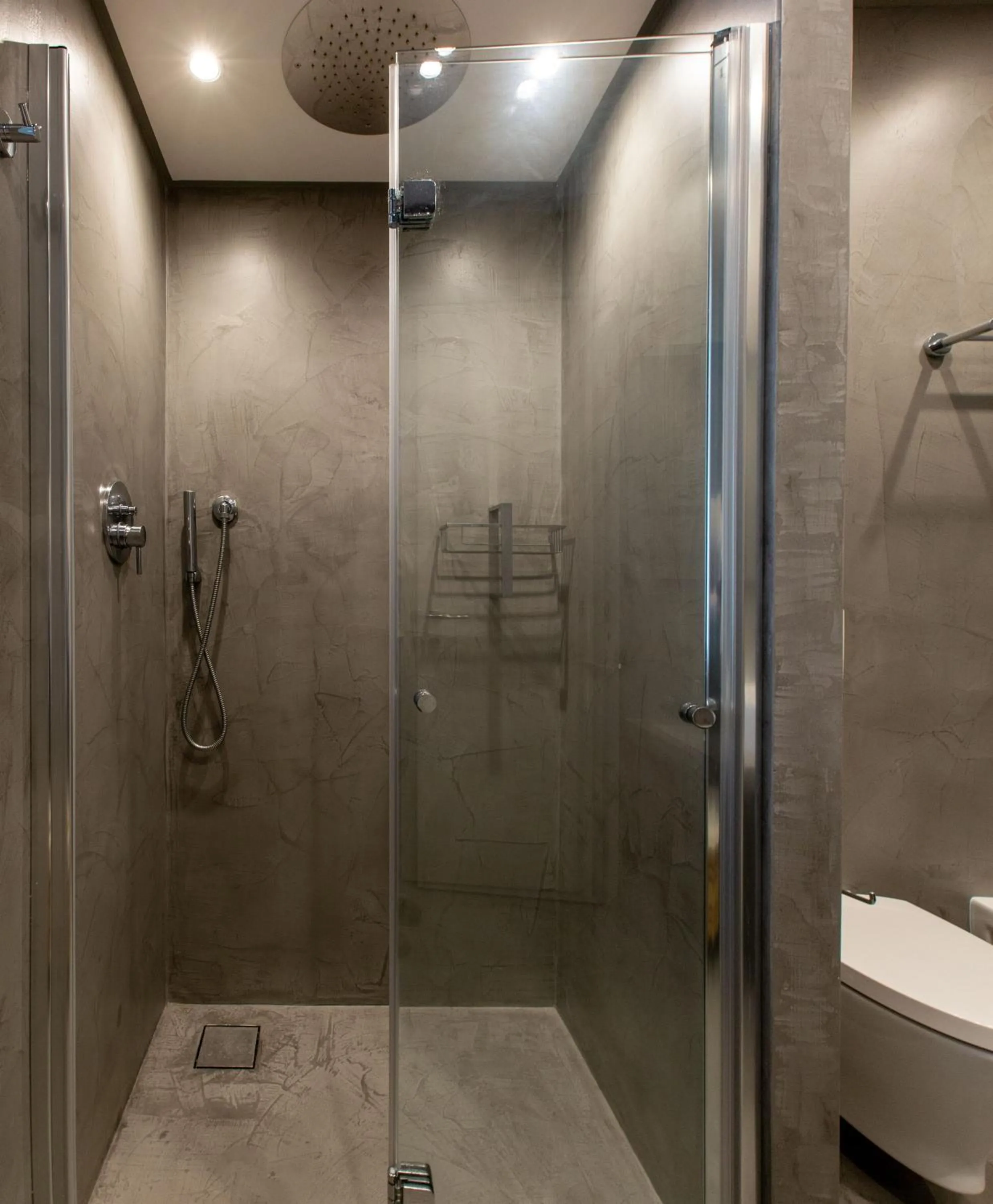 Shower in Hotel Romantico