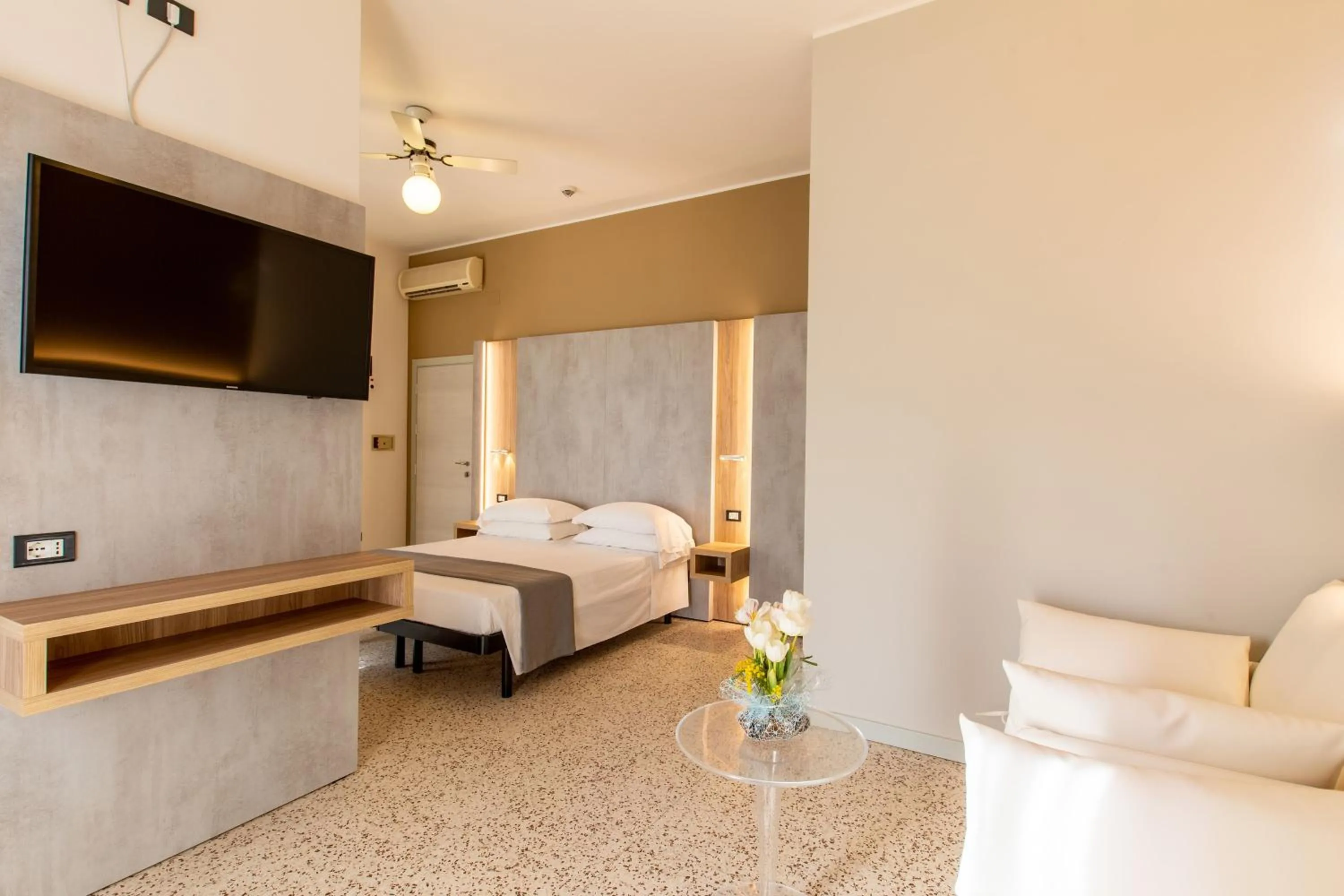 Bed in Hotel Romantico