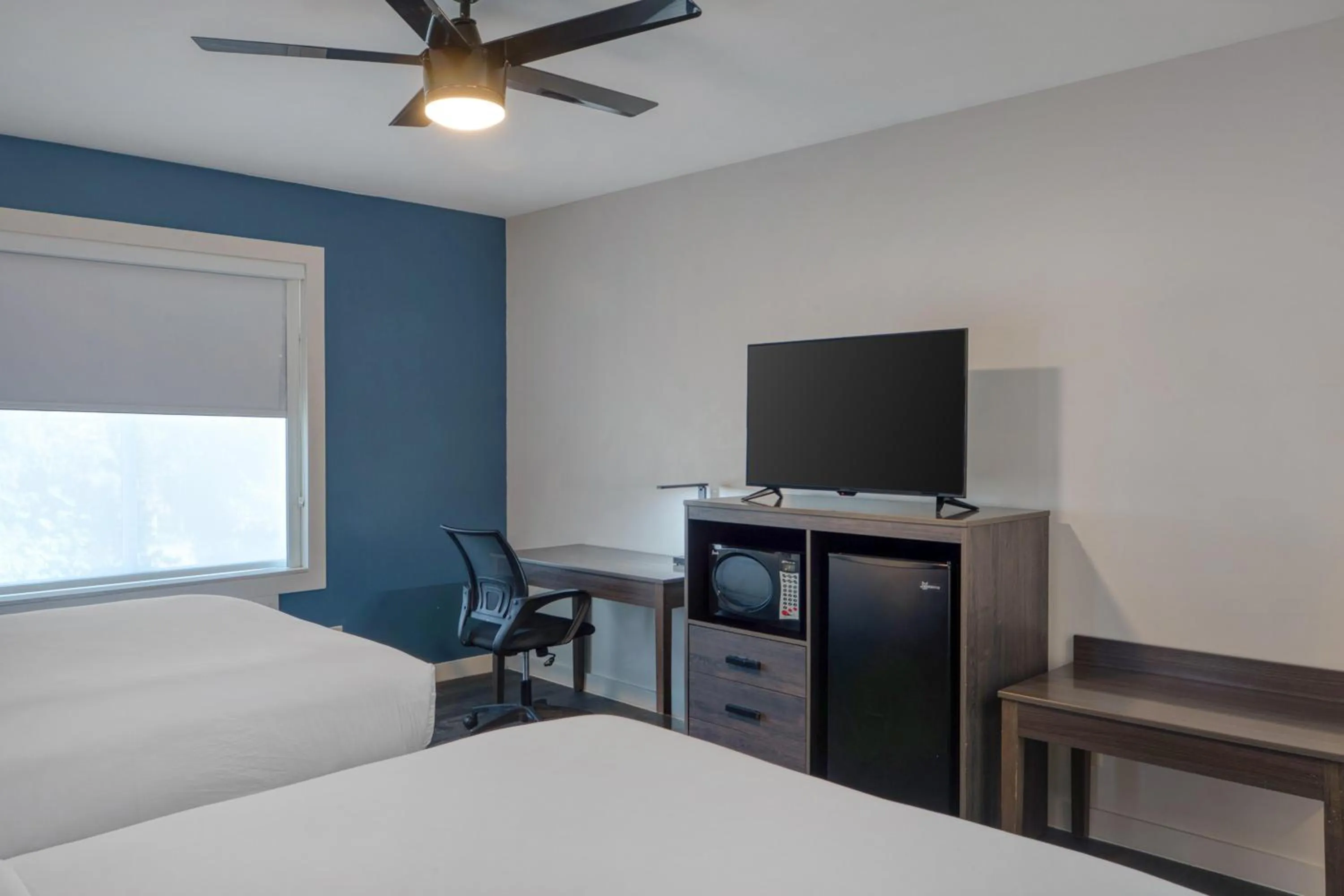 Bedroom, Bed in HOM Hotel Gainesville, SureStay Collection by Best Western