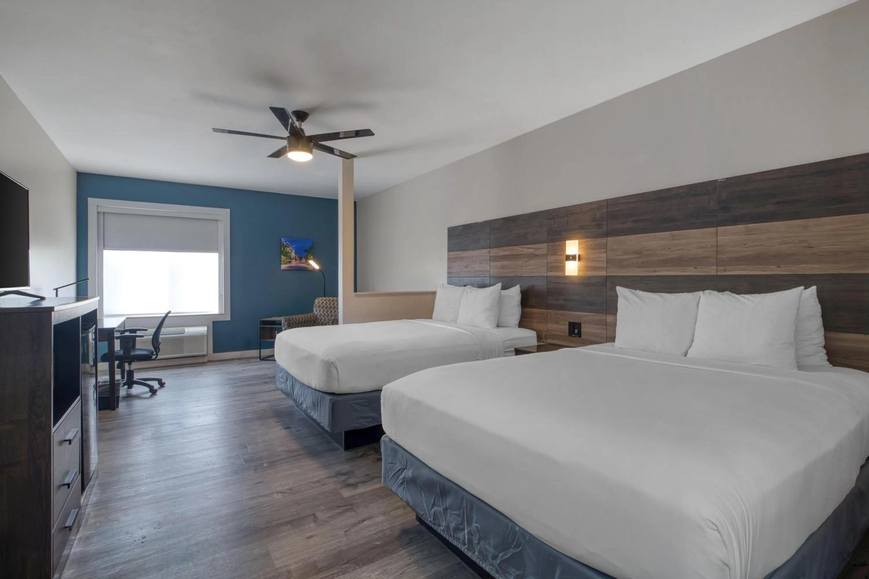 Bedroom, Bed in HOM Hotel Gainesville, SureStay Collection by Best Western