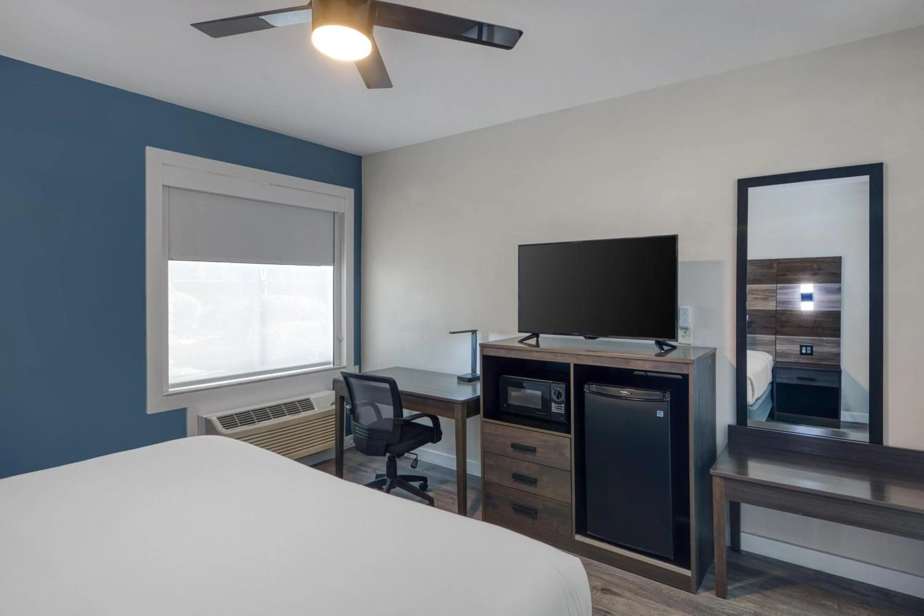 Bedroom, Bed in HOM Hotel Gainesville, SureStay Collection by Best Western