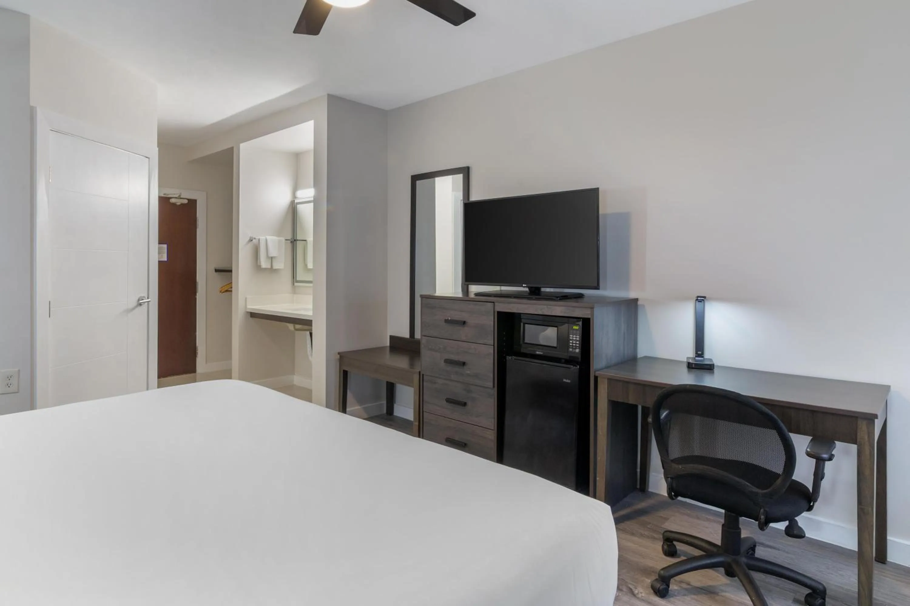 Bedroom, Bed in HOM Hotel Gainesville, SureStay Collection by Best Western