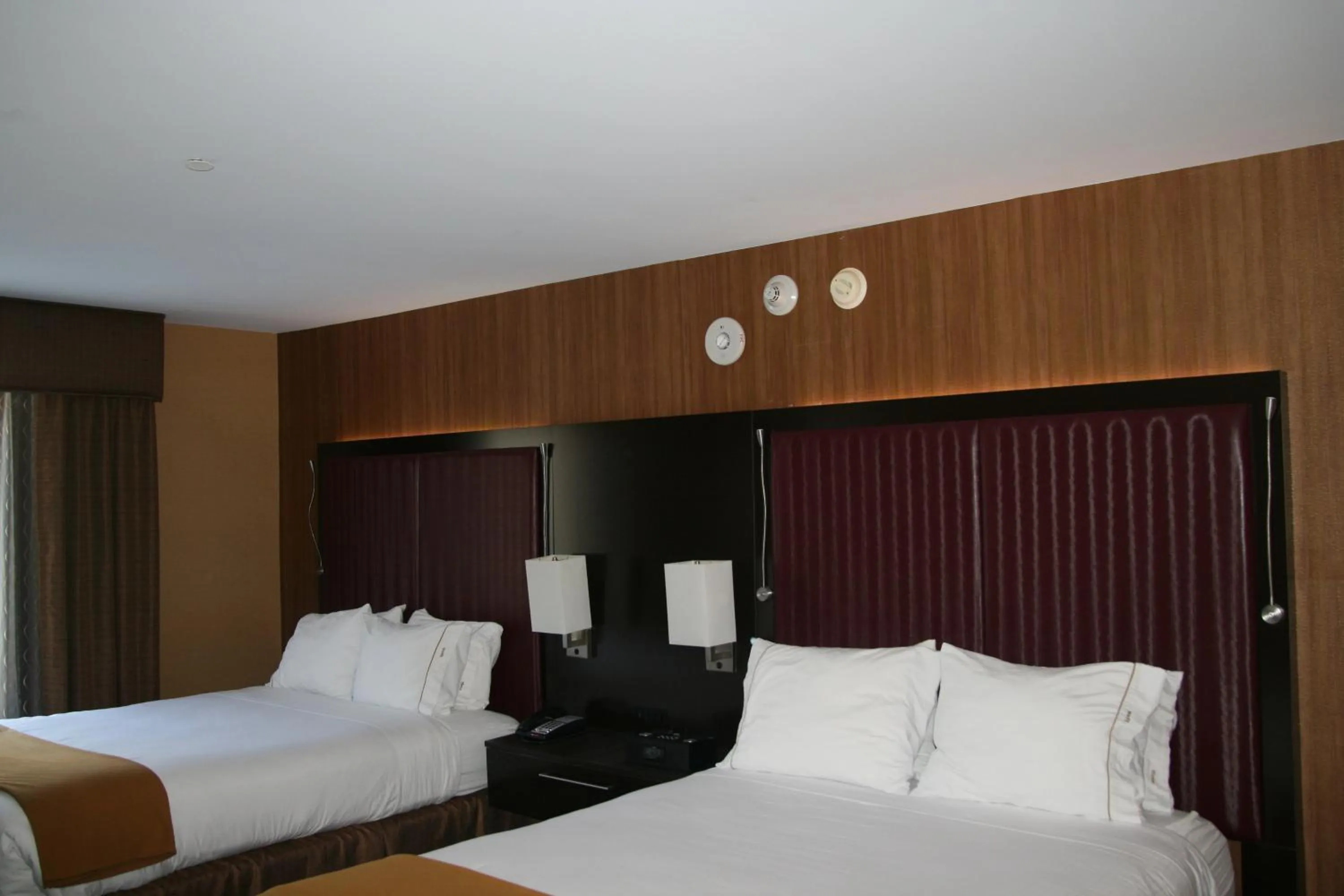 Photo of the whole room, Bed in Holiday Inn Express Hotel & Suites Vineland Millville by IHG