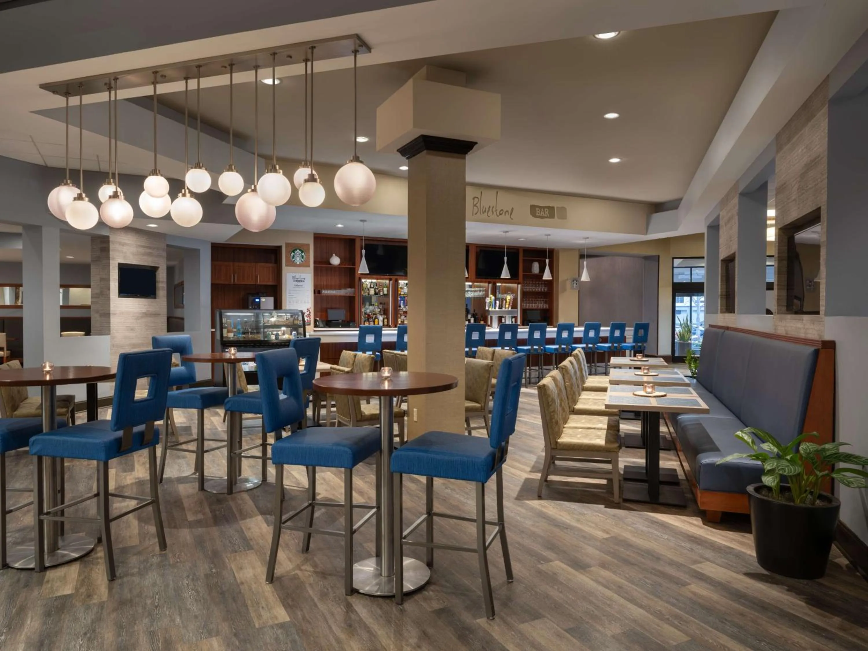 Lounge or bar in Hilton Durham near Duke University