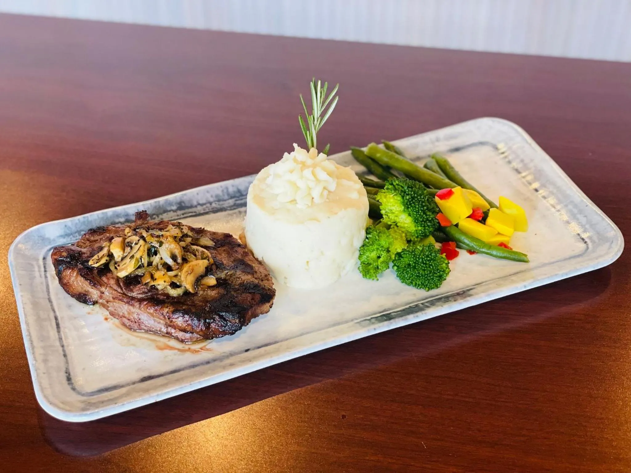 Restaurant/places to eat in Crowne Plaza Ft Myers Gulf Coast by IHG