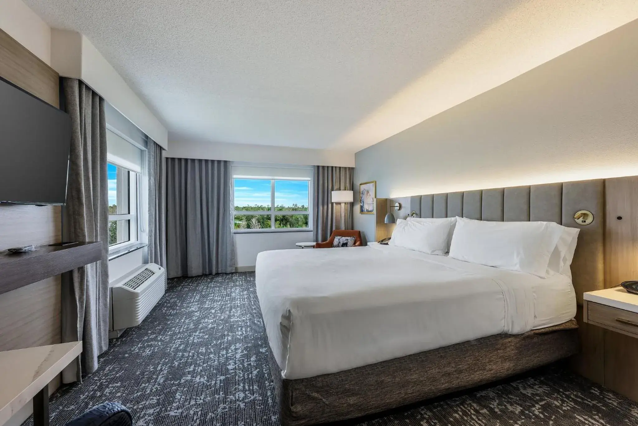 Photo of the whole room, Bed in Crowne Plaza Ft Myers Gulf Coast by IHG Photo of the whole room, Bed in Crowne Plaza Ft Myers Gulf Coast by IHG