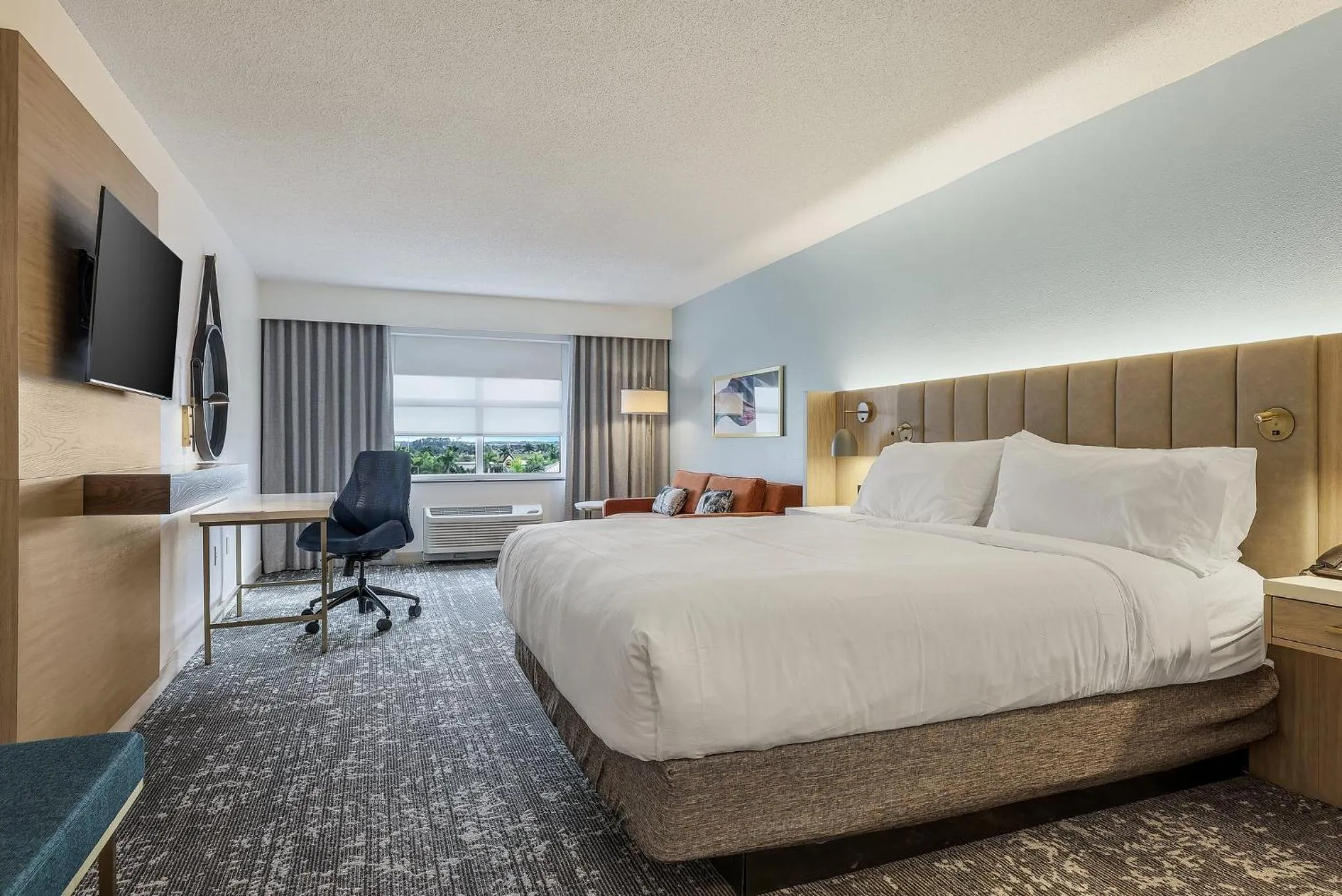 Photo of the whole room, Bed in Crowne Plaza Ft Myers Gulf Coast by IHG