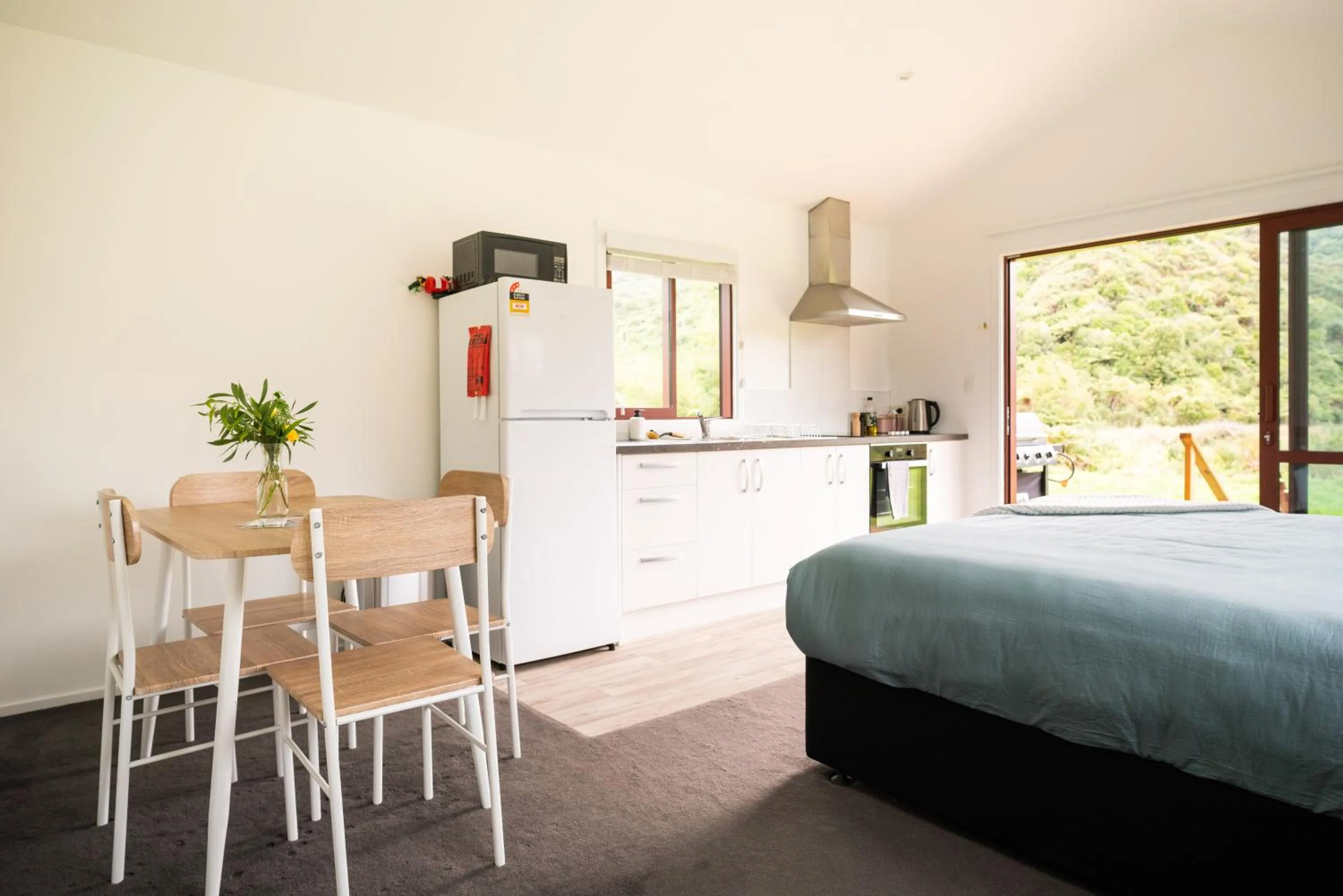 Kitchen or kitchenette, Bed in The Barn Cabins & Camp