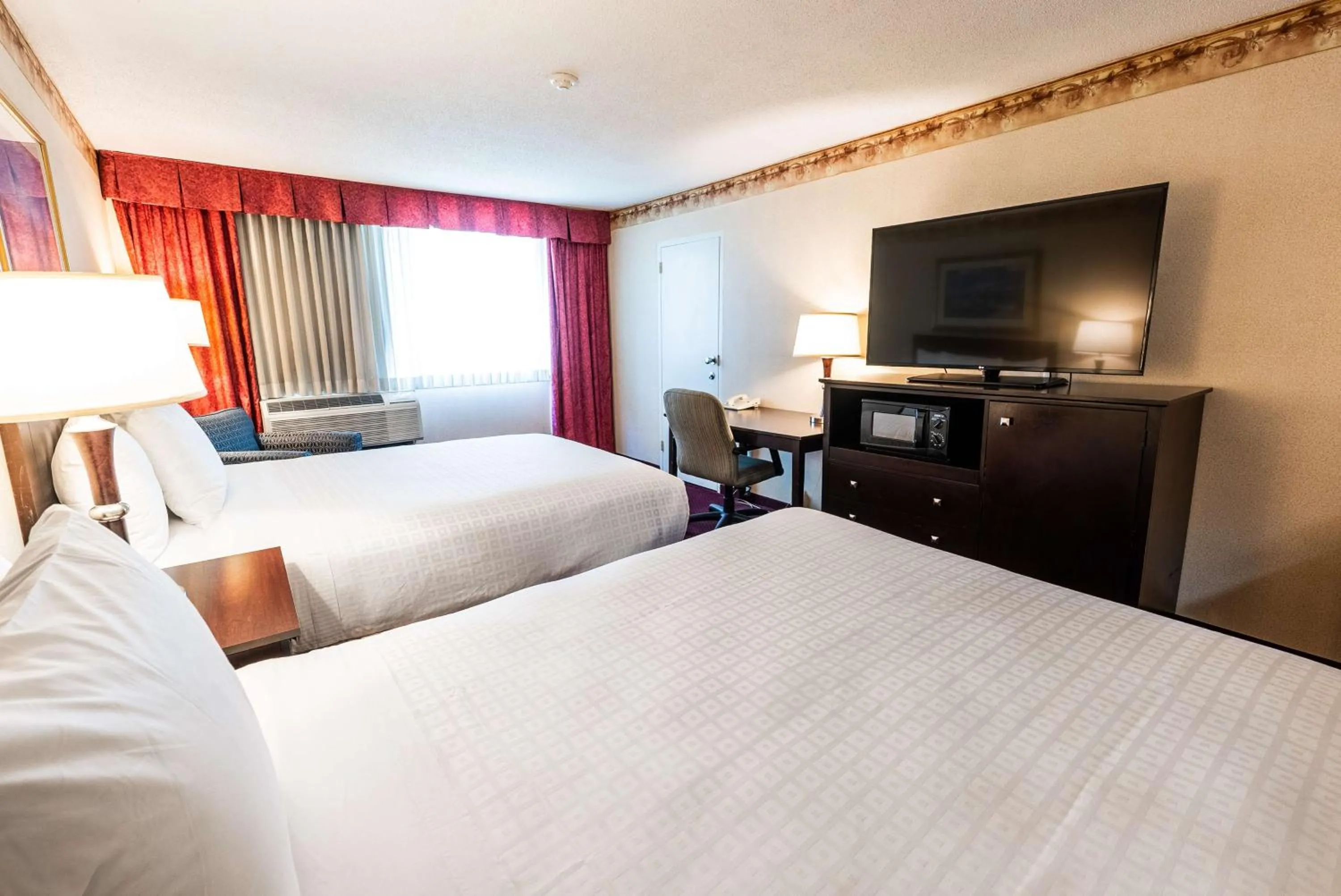 Bedroom, Bed in Fireside Inn & Suites Portland