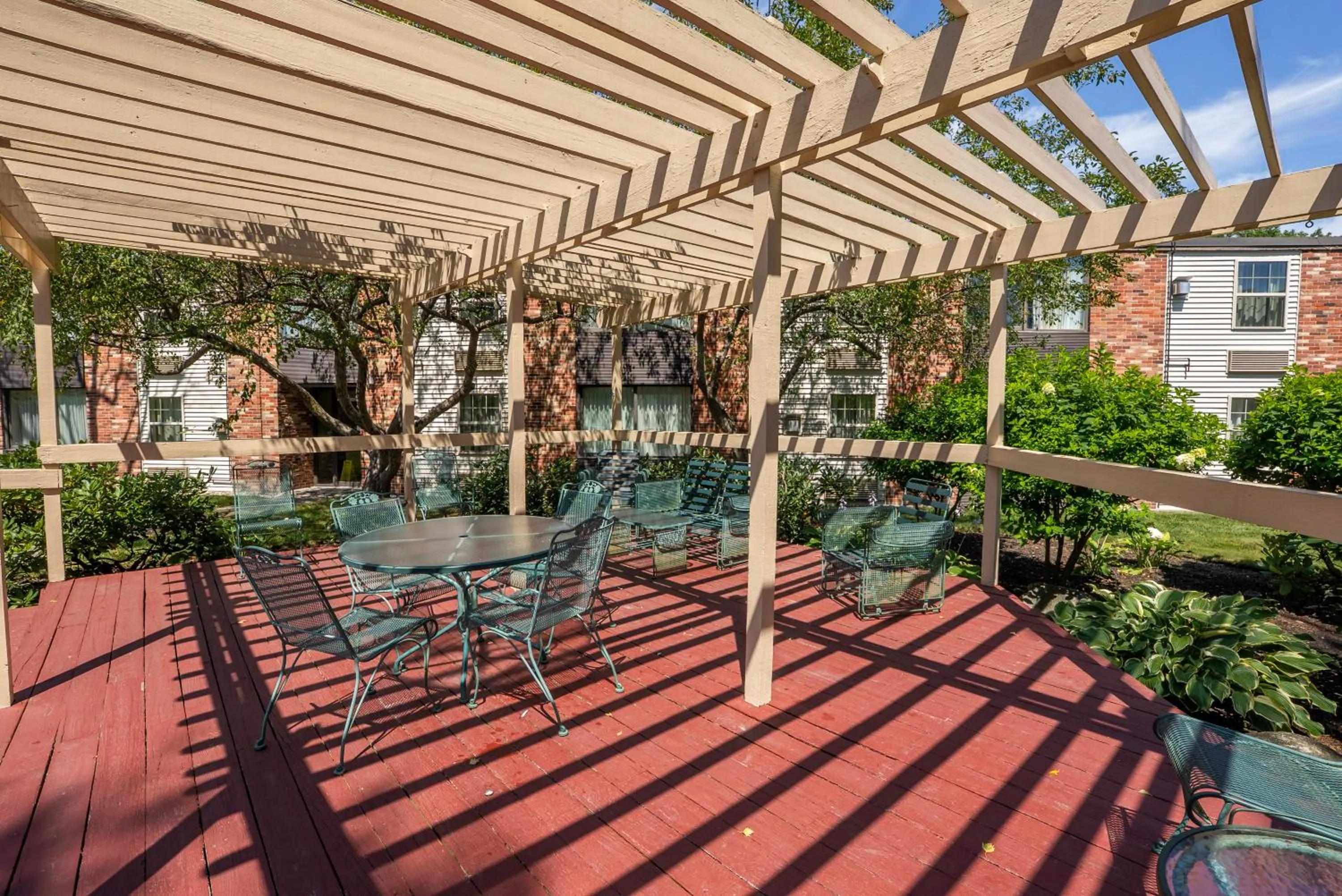 Seating area in Fireside Inn & Suites Portland