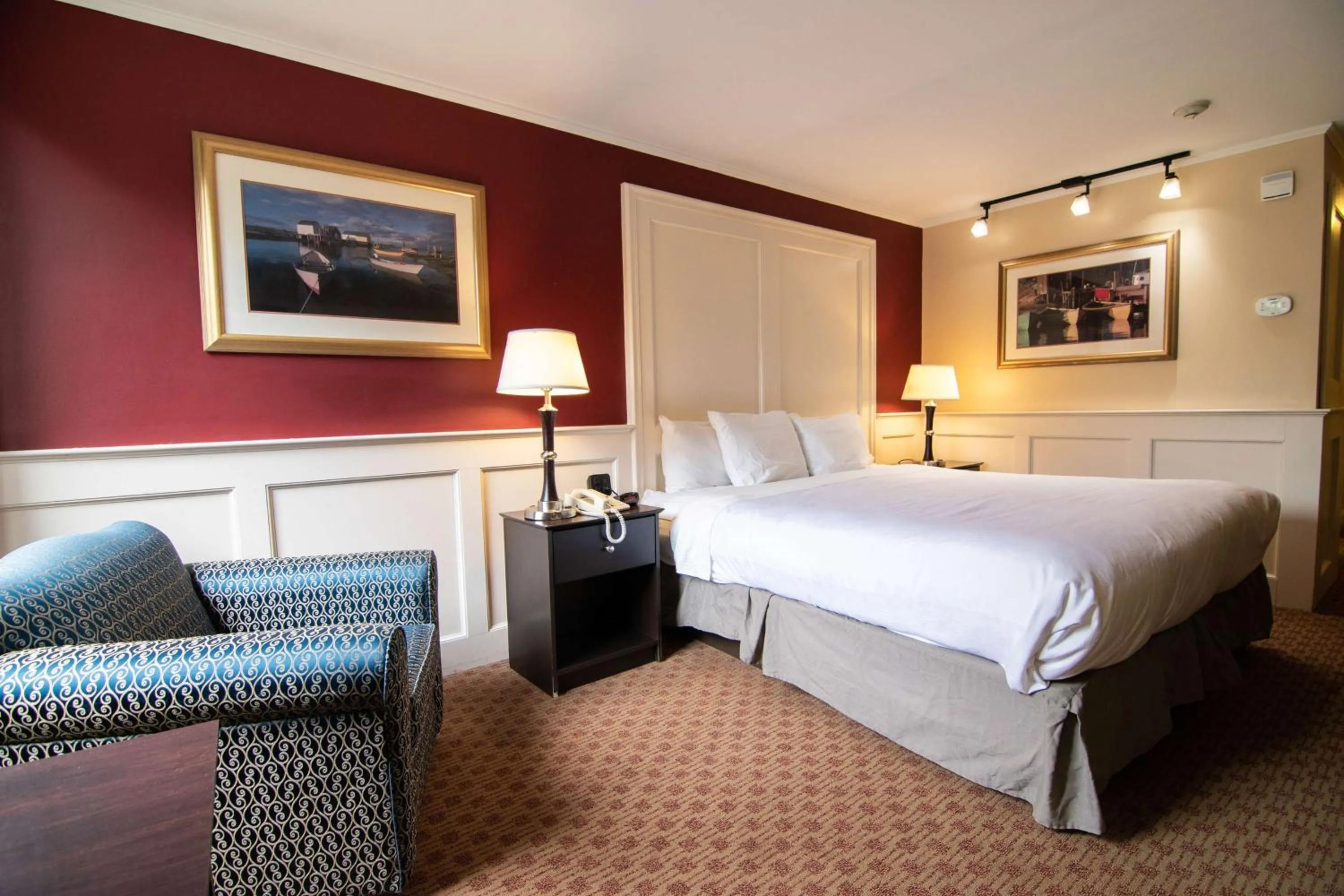 Bedroom, Bed in Fireside Inn & Suites Portland